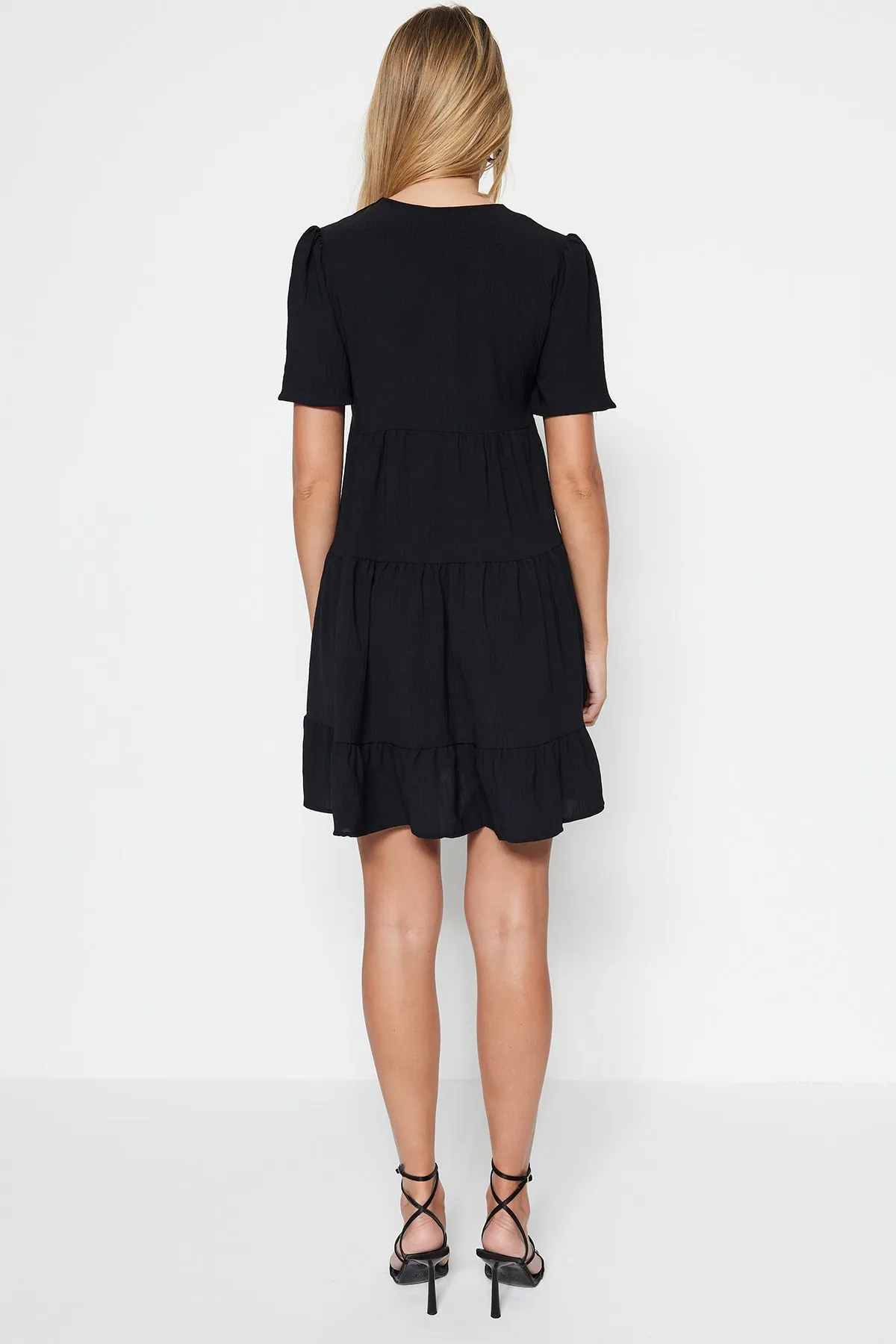 Trendyol Collection  Schwarzes, weit geschnittenes Mini-Webkleid TWOSS20EL0400