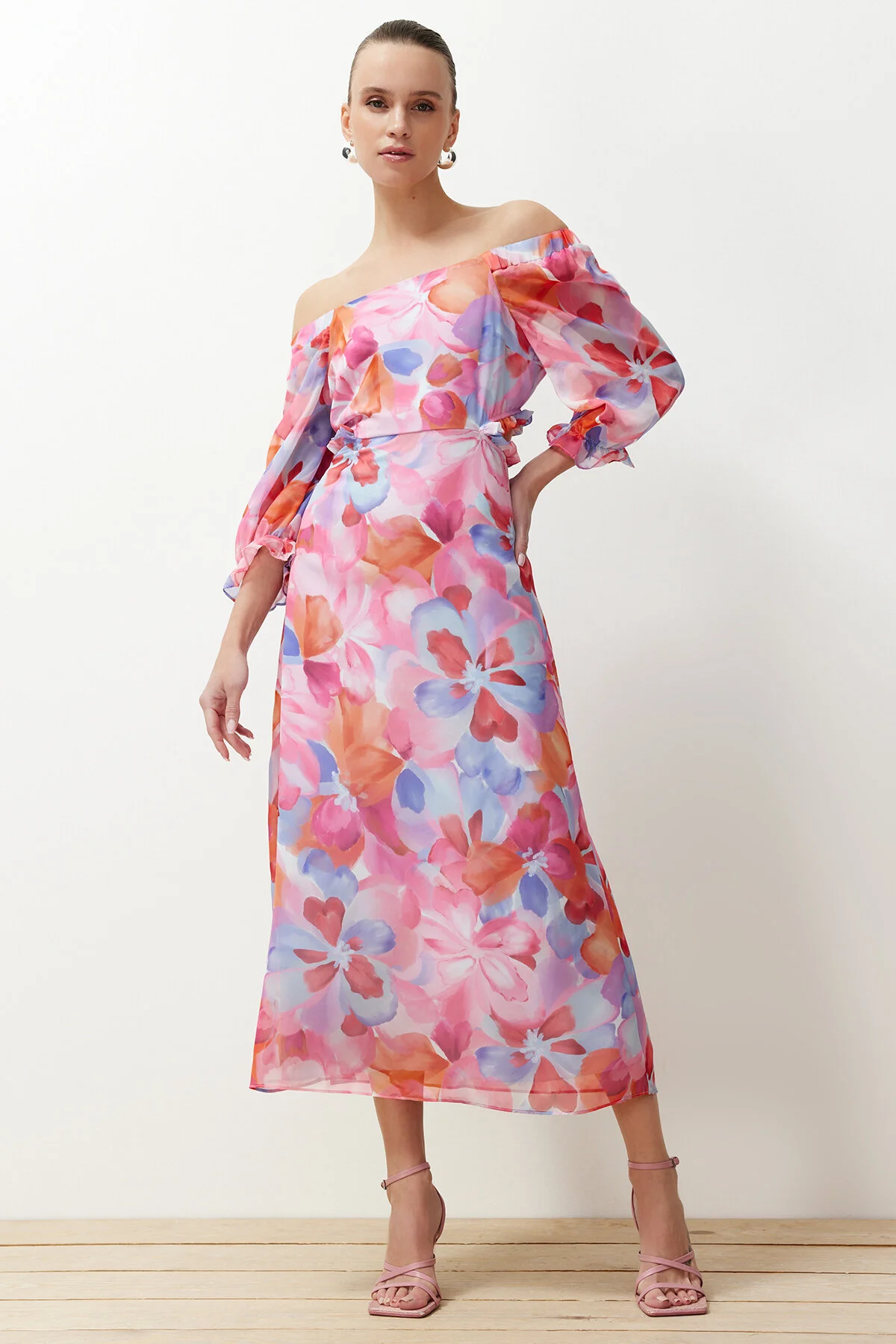 Trendyol Collection  Rosa geblümtes A-Linien-/Glockenkleid aus Chiffon mit Carmen-Kragen, gefüttertes Maxikleid aus Webstoff TWOSS23EL02422