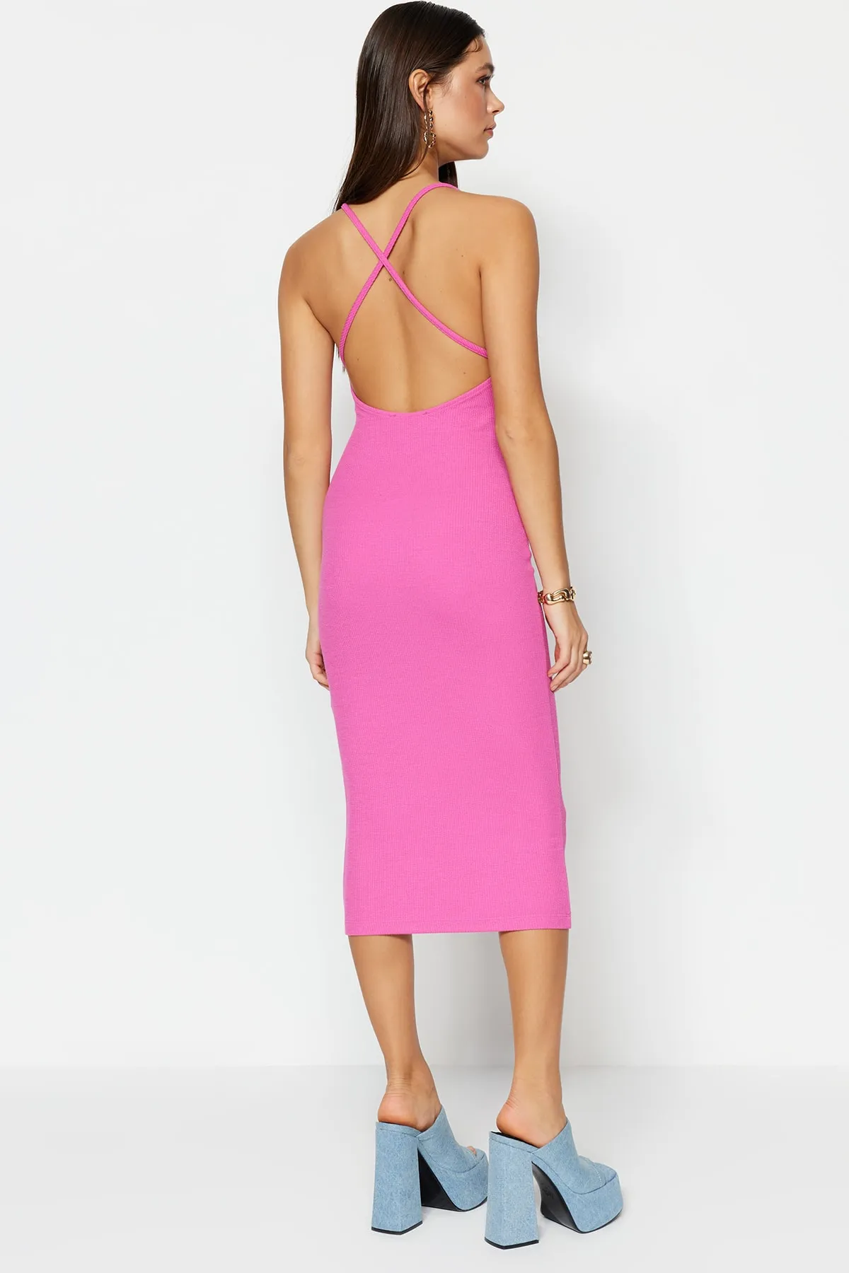Trendyol Collection  Rosa tailliertes, gefüttertes Abendkleid aus Strick TPRAW22EL1040