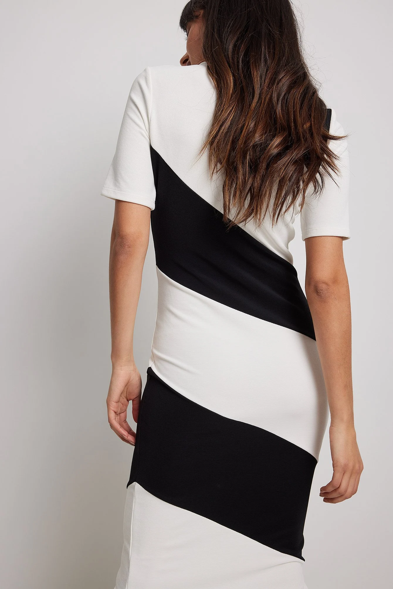 Gestreiftes Midi-Kleid