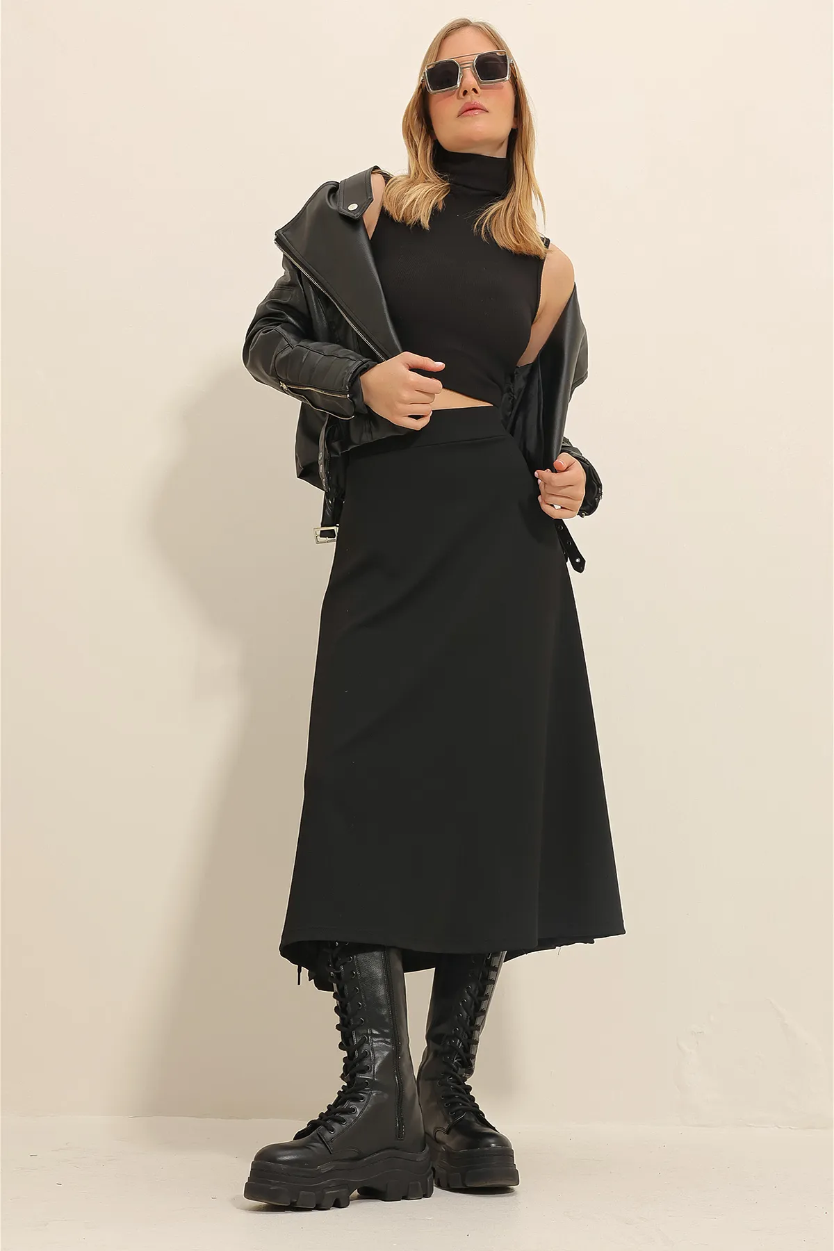 Trend Alaçatı Stili  Schwarzer Damenrock mit hoher Taille und elastischer Taille in A-Form in Midi-Länge ALC-X11324