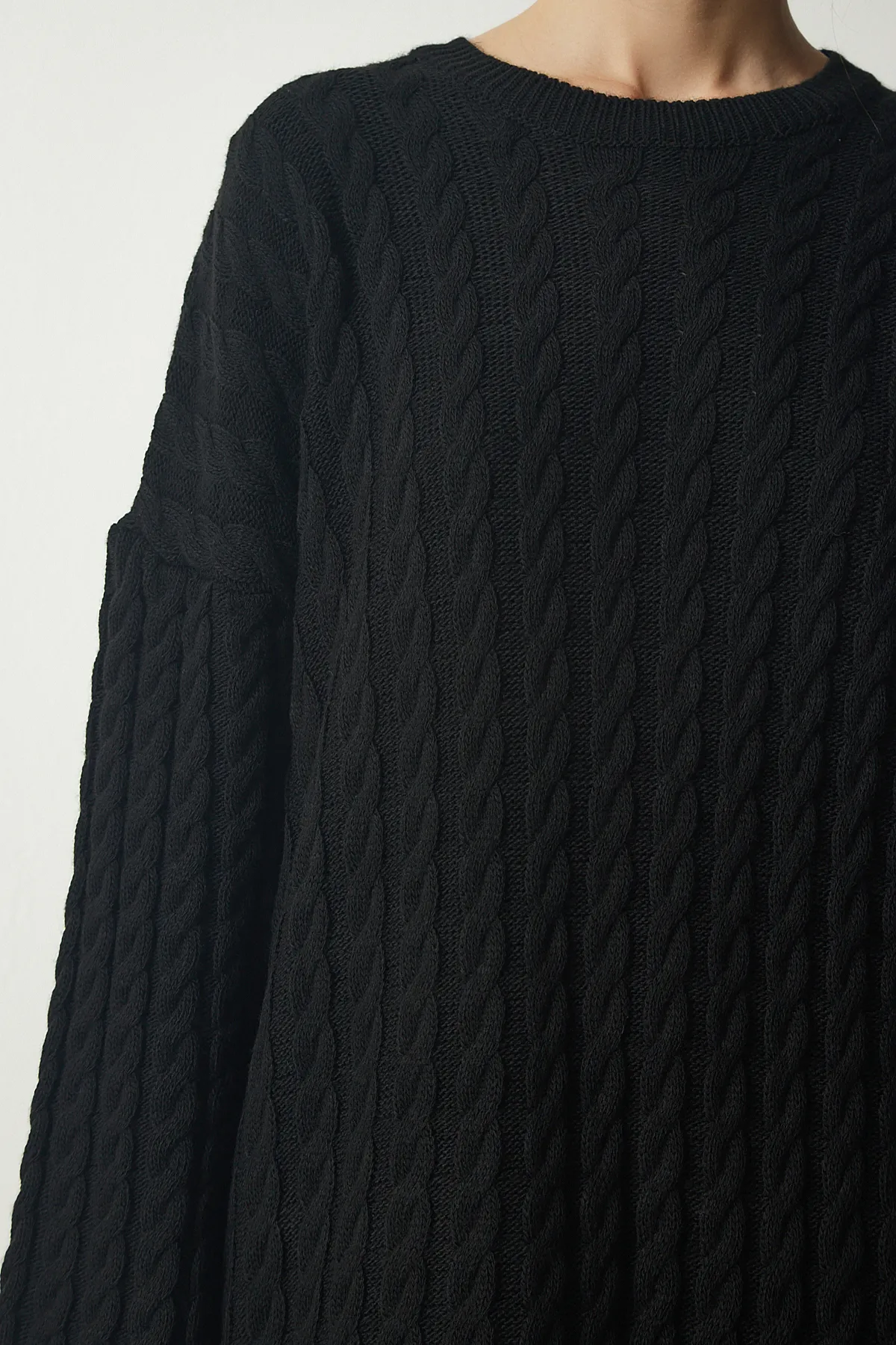 Happiness İstanbul  Schwarzes gestricktes, detailliertes, dickes, übergroßes Strickkleid für Damen YY00184