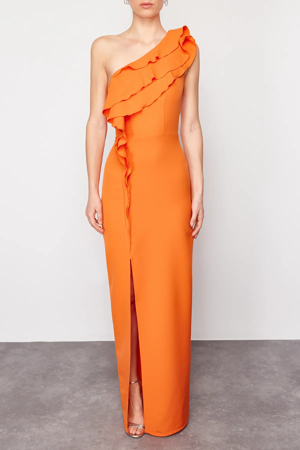 Trendyol Collection  Orangefarbenes, langes Abendkleid aus gewebtem Stoff mit Volants und einem Ärmel TPRSS24AE00130