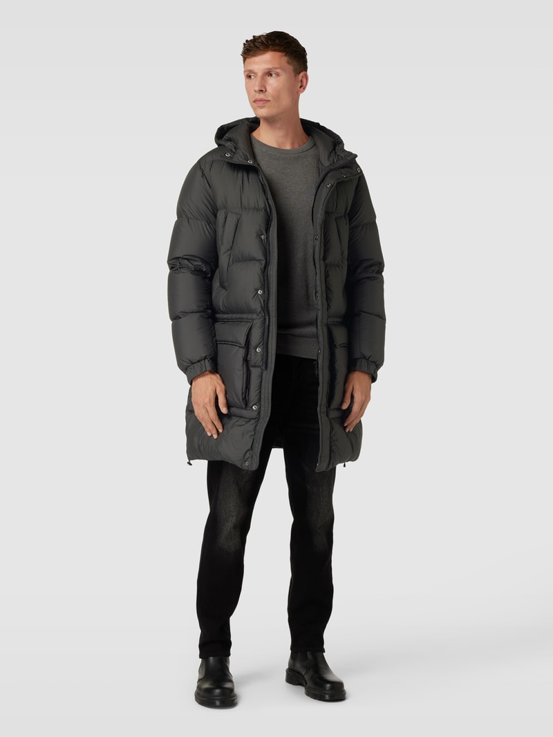 Daunenmantel mit Label-Patch in anthrazit