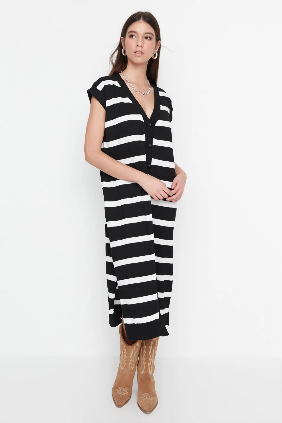 Trendyol Collection  Übergroßes, ecrufarbenes, gestreiftes Midi-Strickkleid - TWOSS22EL1076