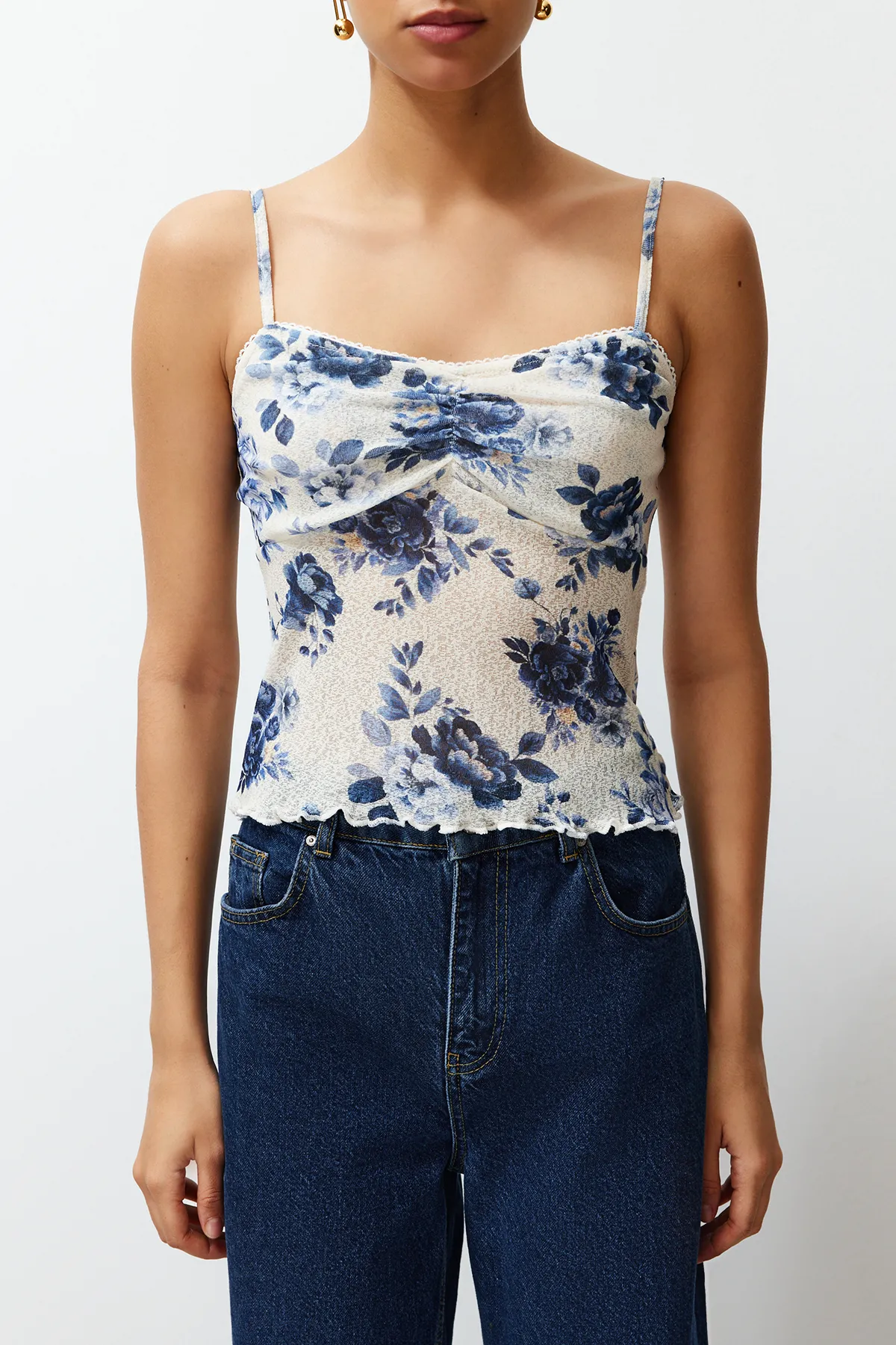Trendyol Collection  Blaue, floral bedruckte Stretch-Strickbluse mit V-Ausschnitt und spezieller Struktur TWOSS24BZ00425
