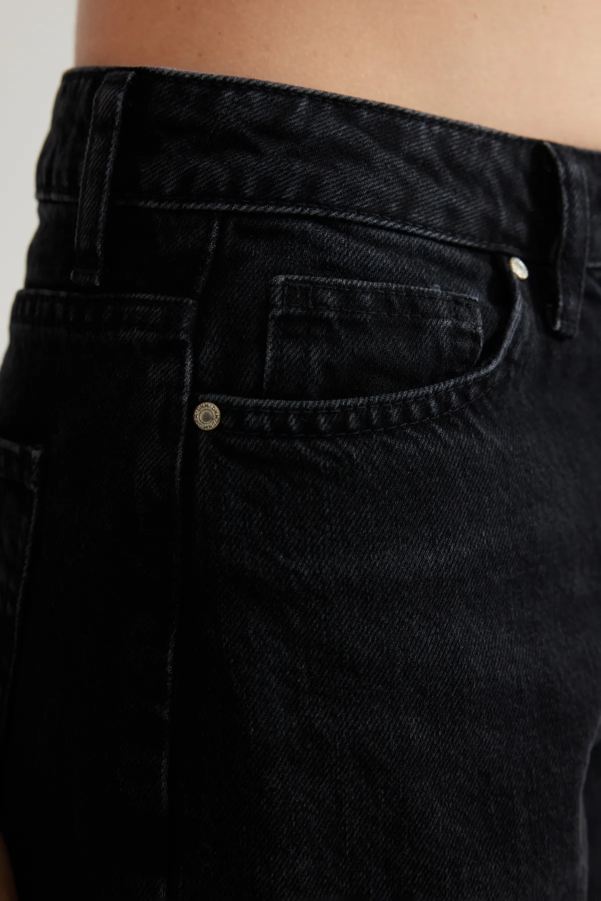 Trendyol Collection  Schwarze Mom-Jeans mit hoher Taille TWOAW24JE00076