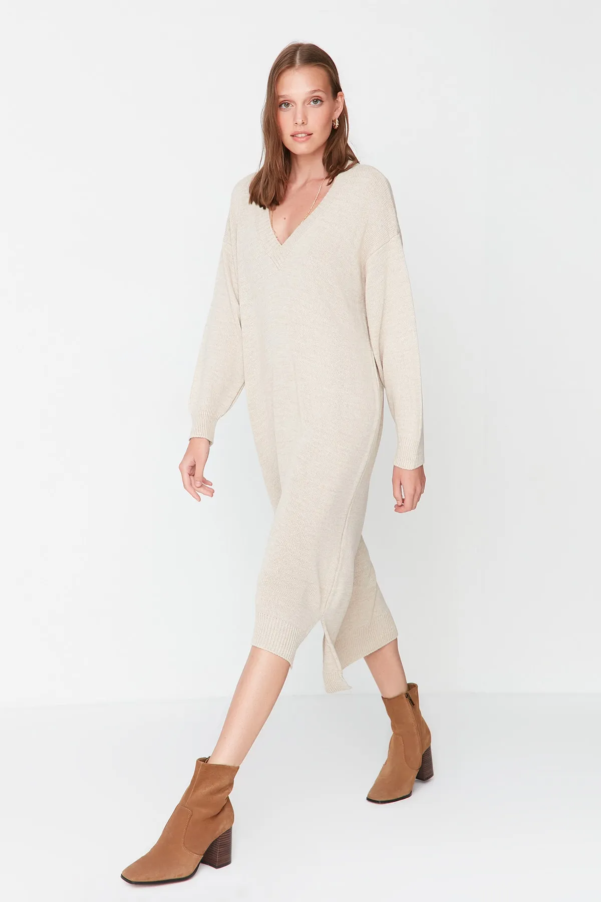 Trendyol Collection  Steinfarbenes Maxi-Strickkleid mit V-Ausschnitt TWOAW23EL00642