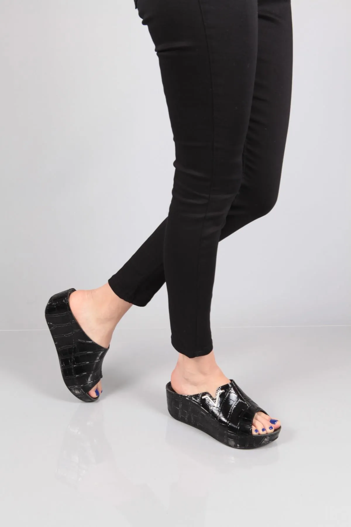 Capone Outfitters  Capone 6145 Schwarze Plateau-Hausschuhe mit V-Schnalle für Damen