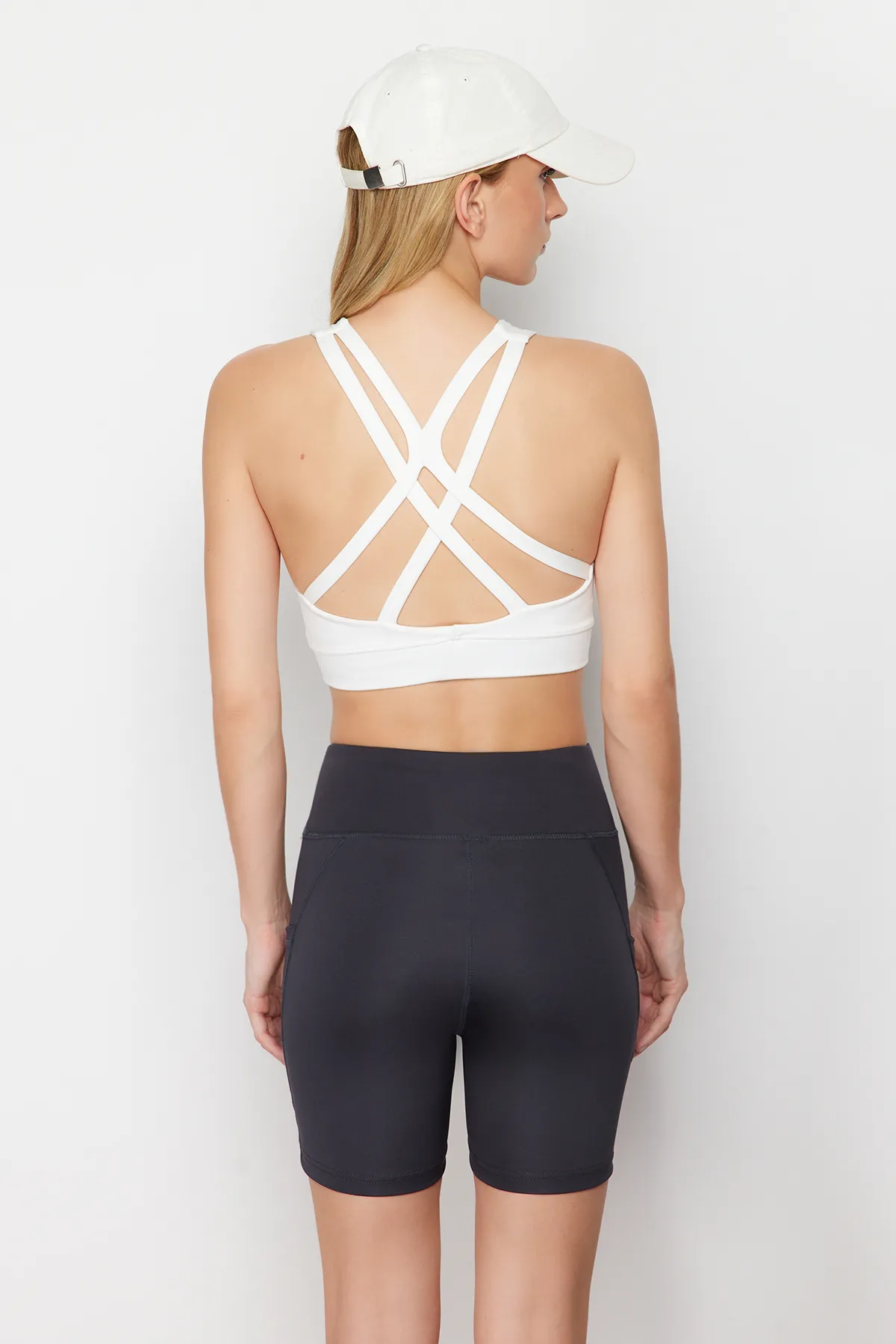 Trendyol Collection  Weißer Sport-BH aus Strick mit Trägern und Styling-Funktion THMSS24SS00018