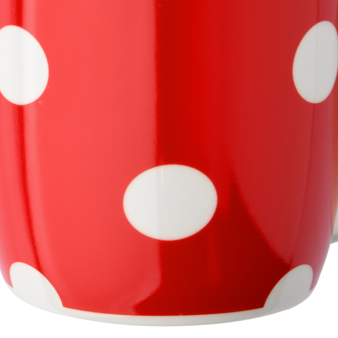 Tasse mit weißen Punkten