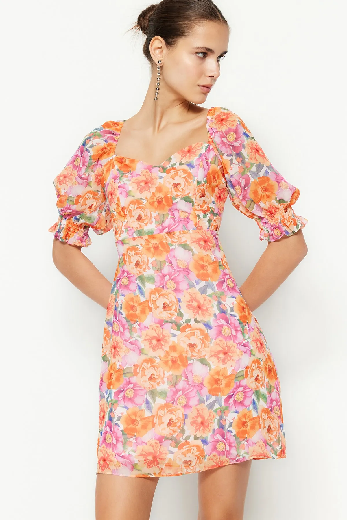 Trendyol Collection  Mehrfarbiges, rückenfreies, gewebtes Minikleid mit Blumenmuster in A-Linie TWOSS23EL01444