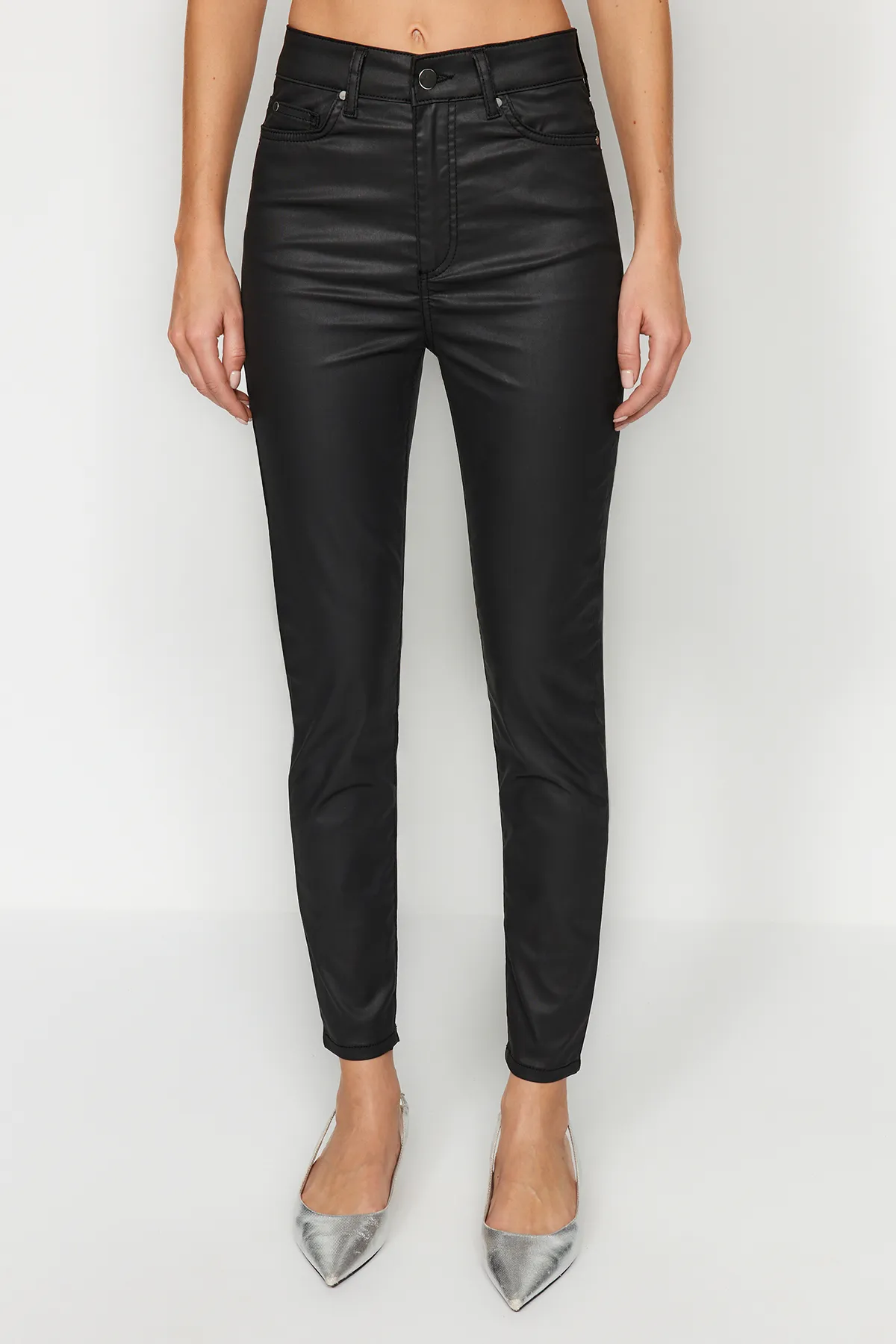 Trendyol Collection  Schwarze beschichtete Skinny Jeans mit hoher Taille TWOAW24JE00163