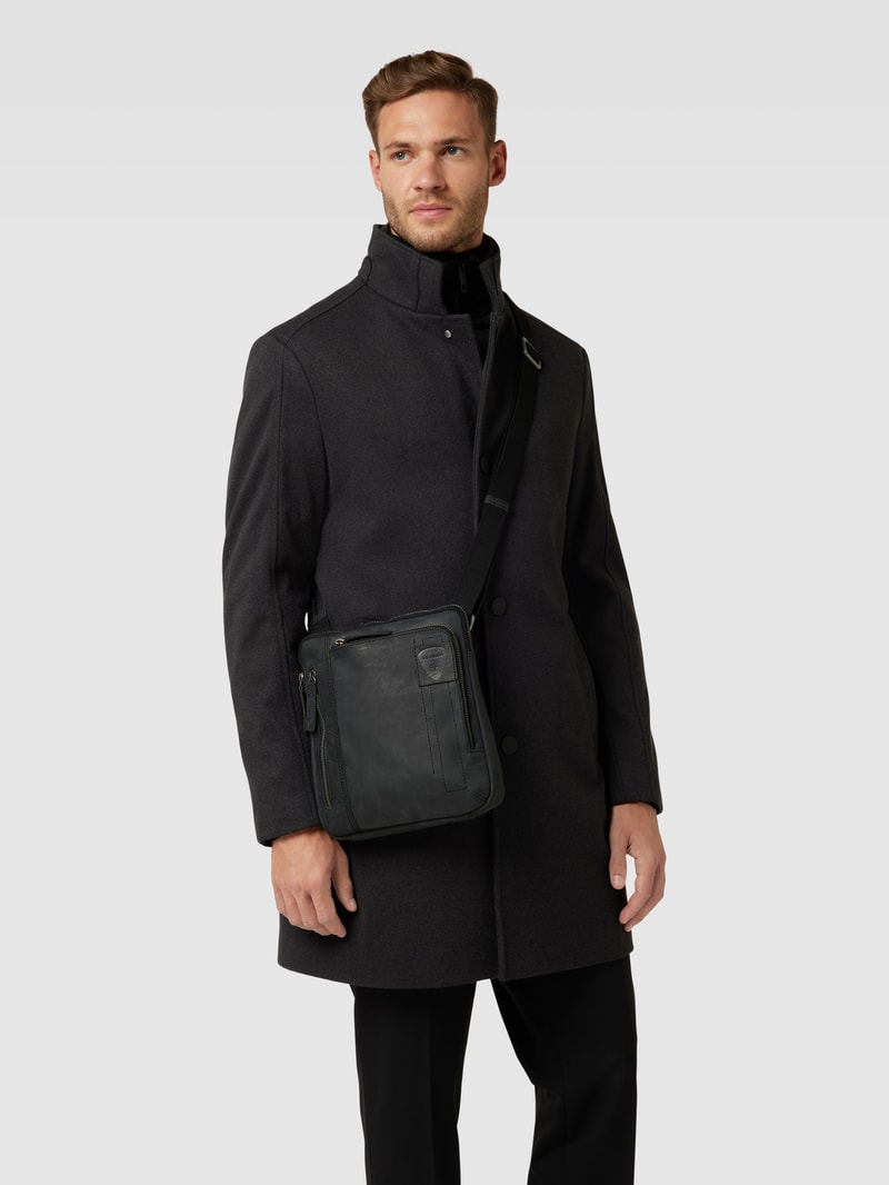 Umhängetasche mit Label-Patch Modell 'RICHMOND' in schwarz