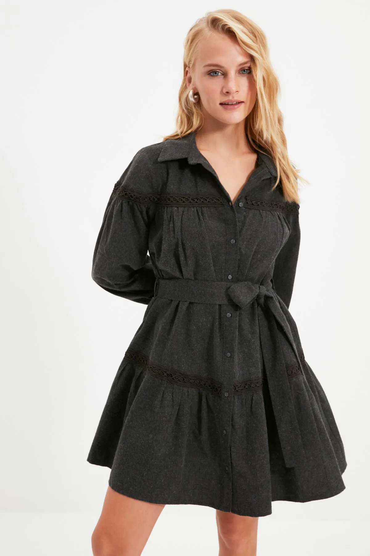 Trendyol Collection  Anthrazitfarbenes, gewebtes Mini-Hemdkleid mit Gürtel TWOAW21EL1964
