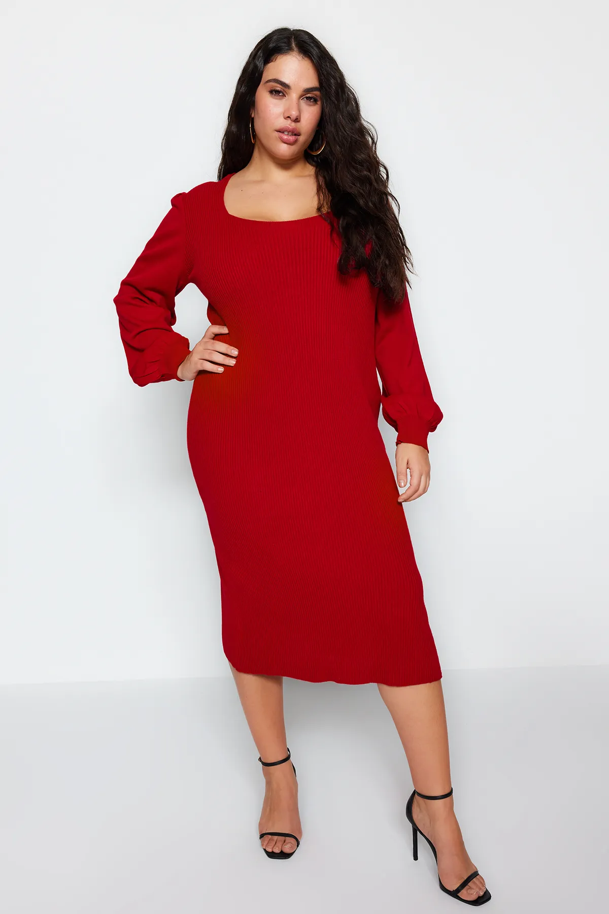 Trendyol Curve  Rotes, figurbetontes Midi-Strickkleid in Übergröße TBBAW23AH00032