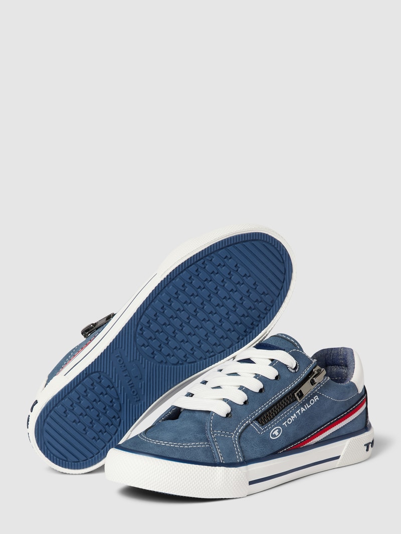 Sneaker mit Label-Details in hellblau