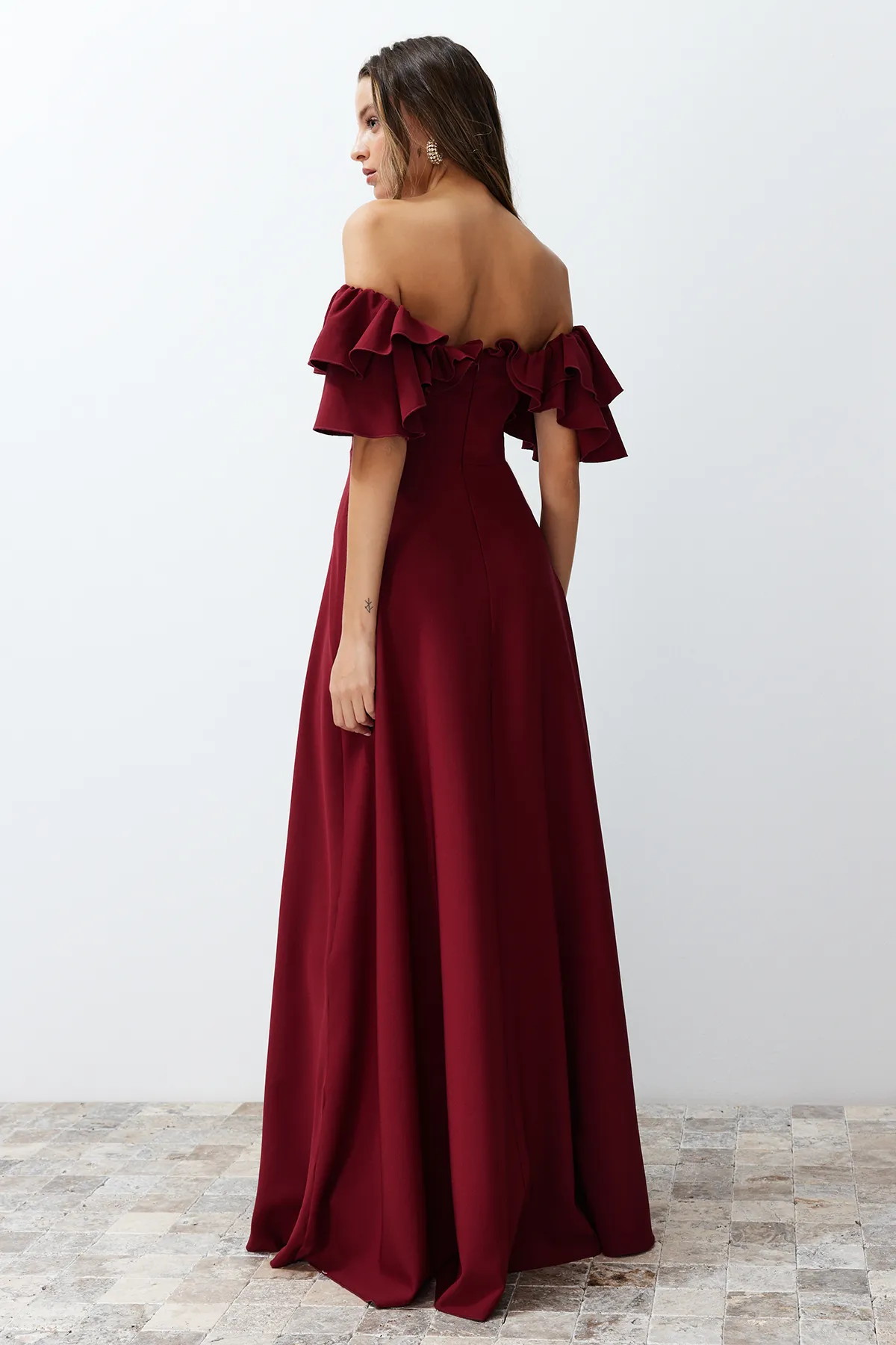 Trendyol Collection  Langes Abendkleid mit bordeauxroter Taillenöffnung/Skater-Webvolants TPRSS24AE00054