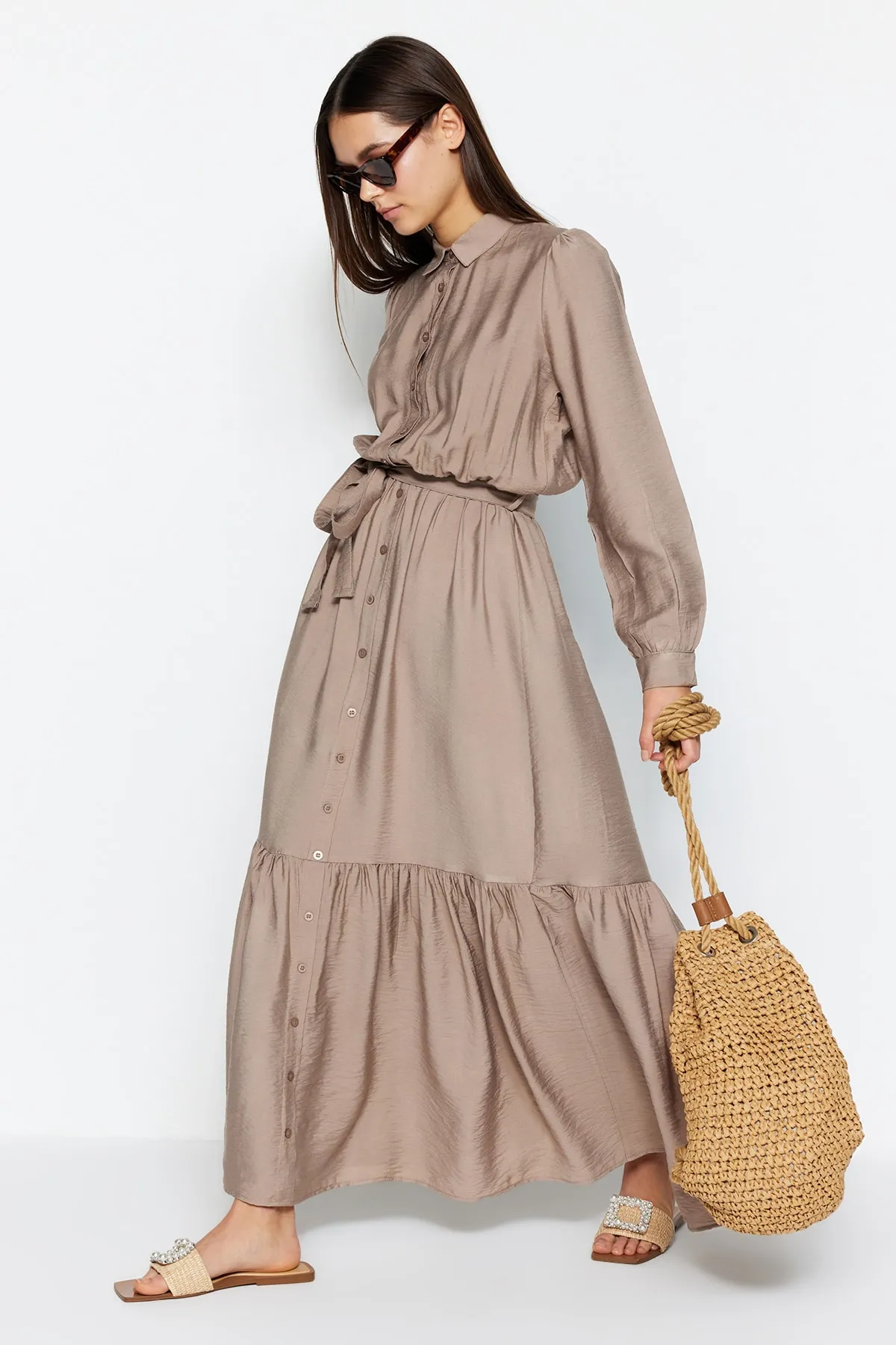 Trendyol Modest  Nerzfarbenes Hemdblusenkleid mit Schultergurt, detailliertem Rock und Volant TCTSS21EL3887