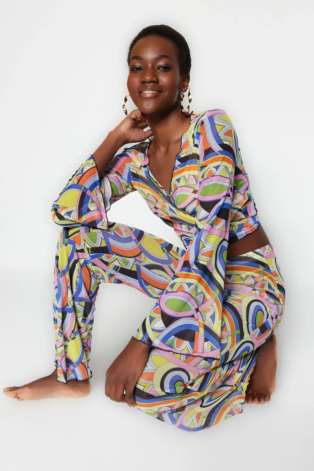 Trendyol Collection  Set aus gewebter Bluse und Hose mit abstraktem Muster und Bindeband TBESS23AU00008