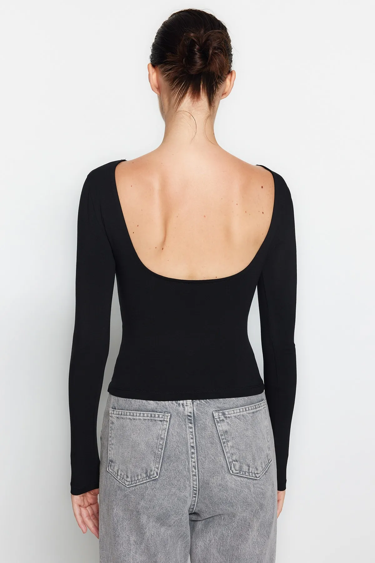 Trendyol Collection  Schwarze, dehnbare, rückenfreie, taillierte Bluse aus Baumwolle TWOAW24BZ00160