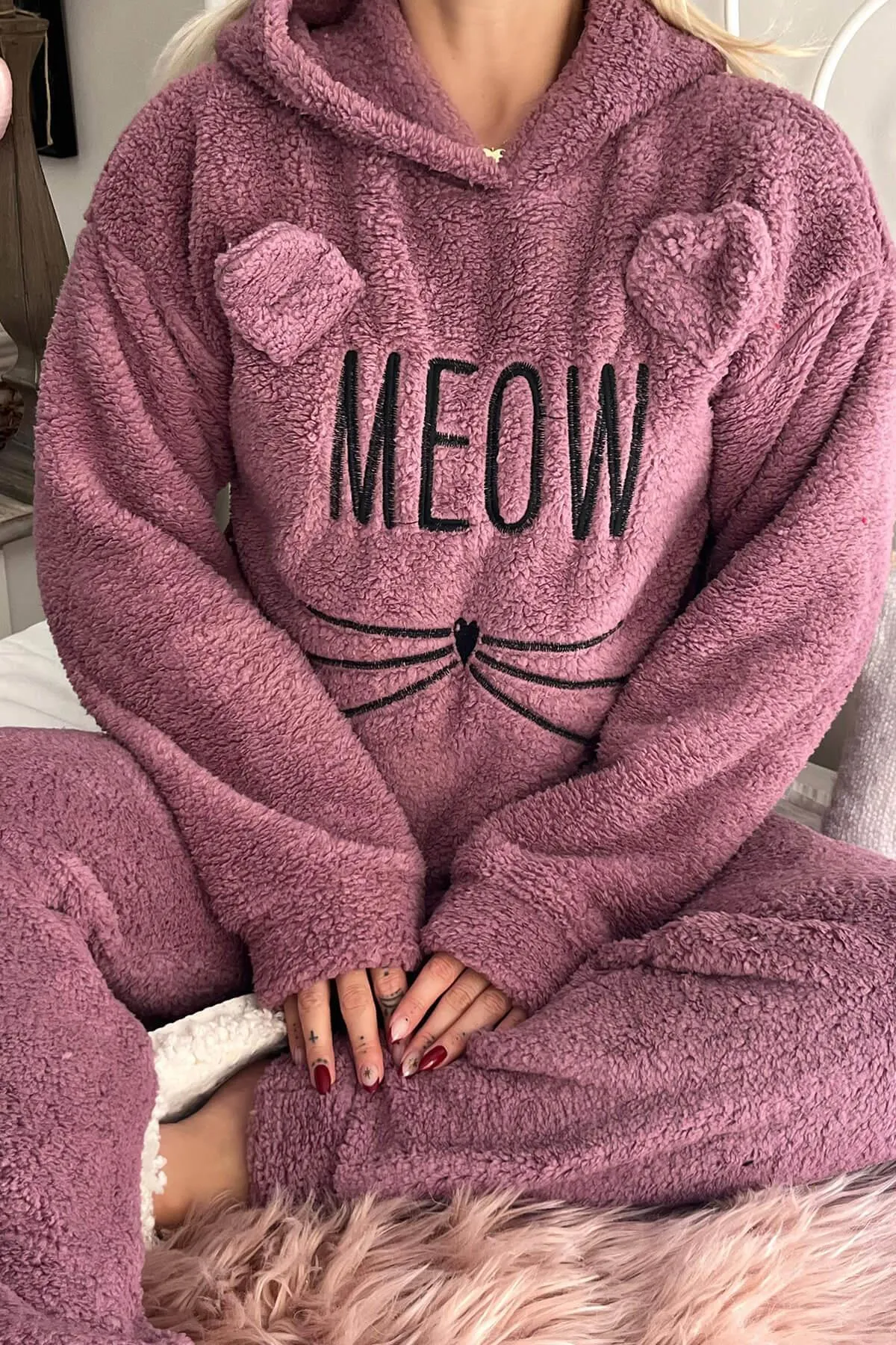 Pijamaevi  Lila Meow gemustertes Vollplüsch-Pyjama-Set