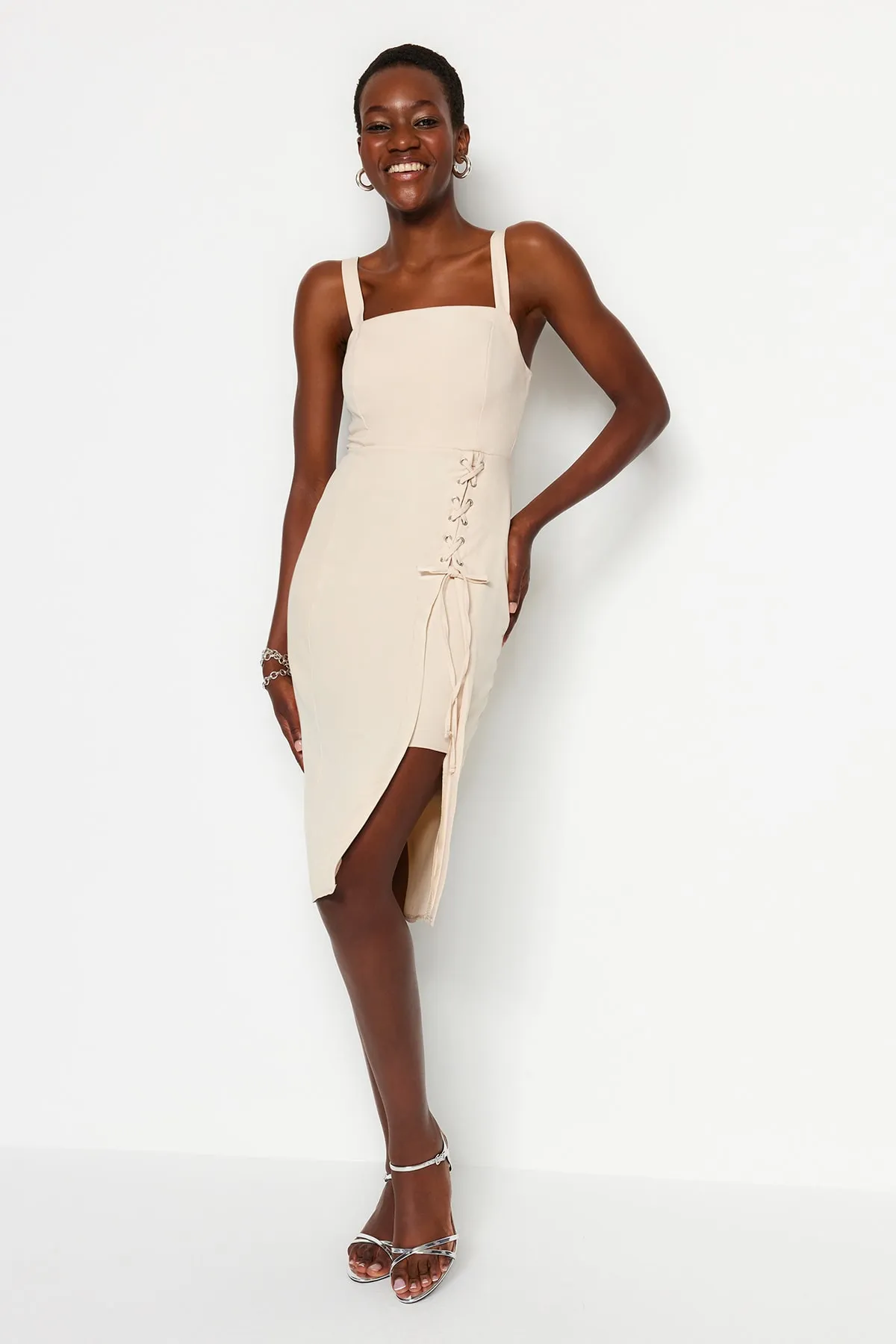 Trendyol Collection  Cremefarbenes, figurbetontes, gewebtes Midikleid mit Ösen, Schlitz und quadratischem Kragen TWOSS19EL0079