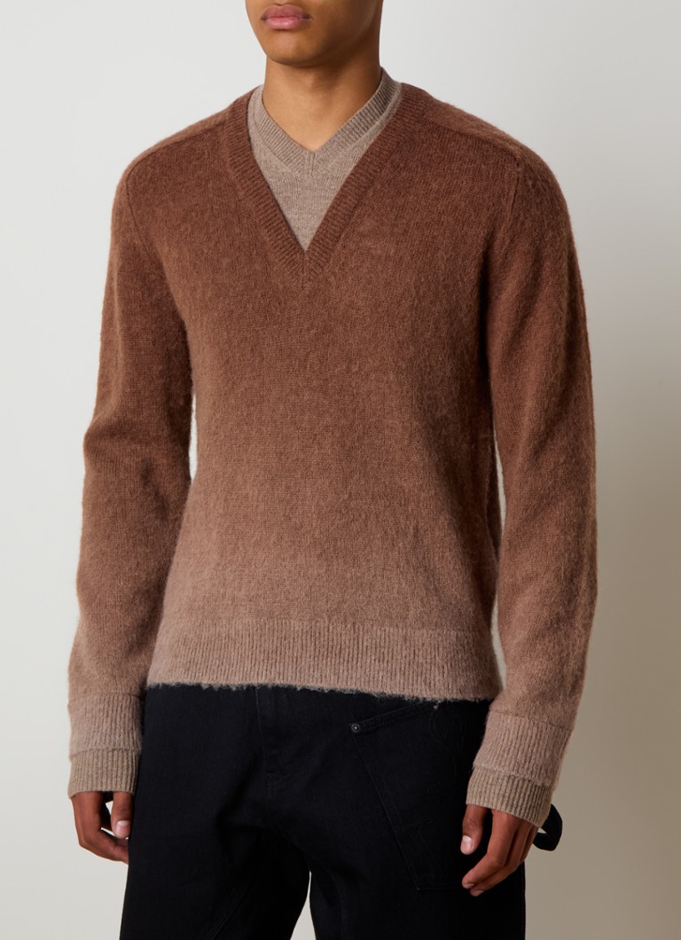 Pulover cu decolteu în V de la JW Anderson, confecționat din amestec de lână alpaca de cea mai înaltă calitate.