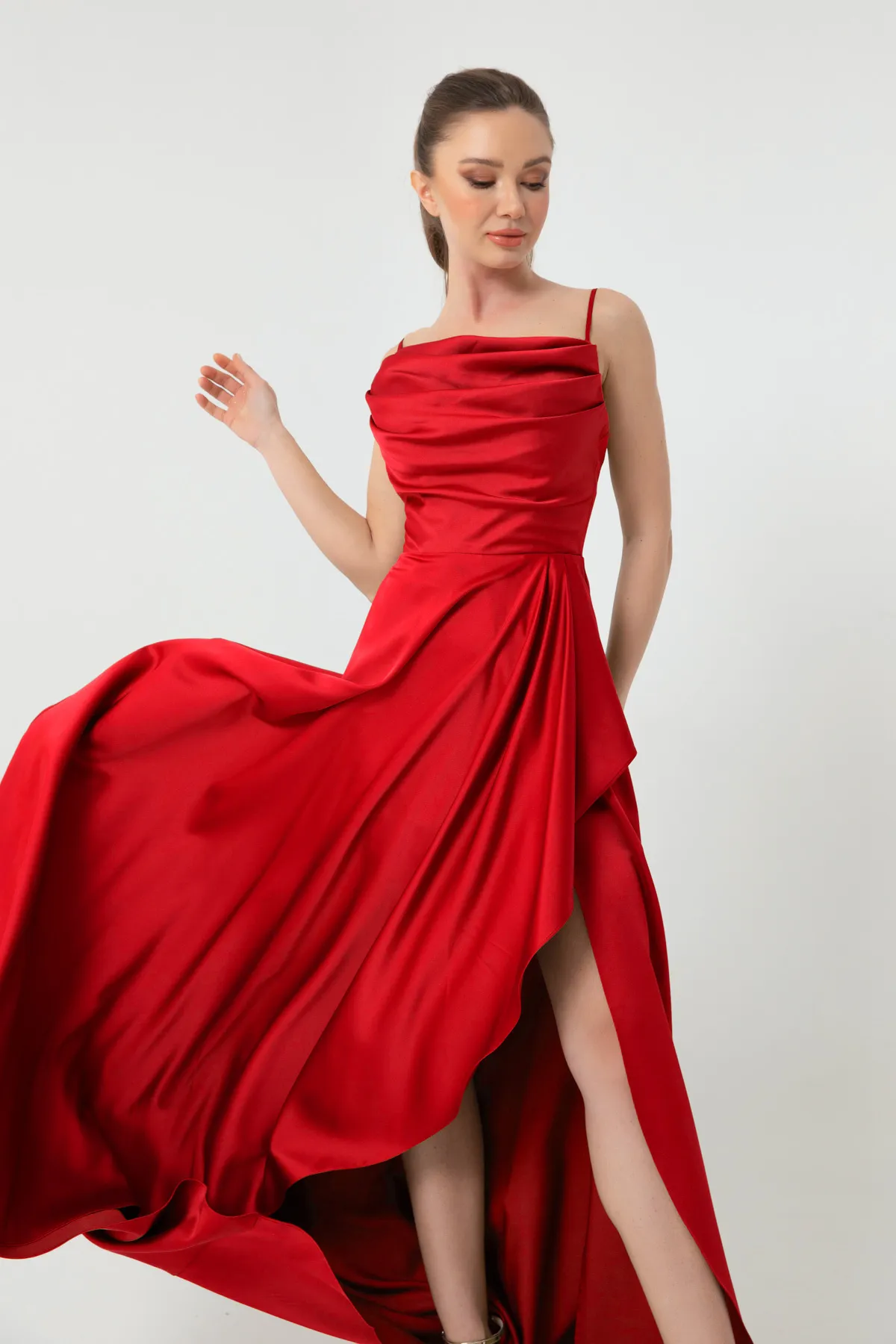 Lafaba  Rotes Abendkleid und Abschlusskleid aus Satin mit Rüschen und Schlitz für Damen