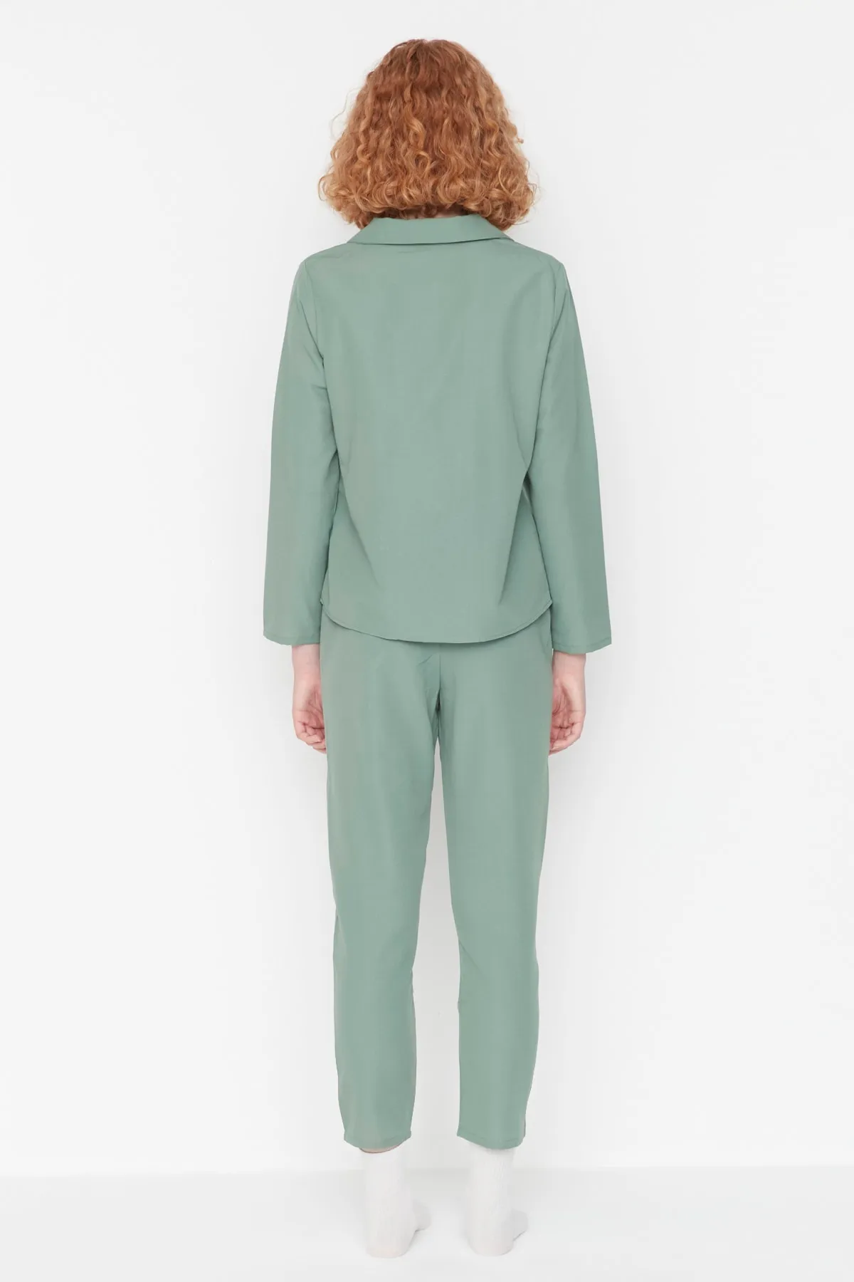 Trendyol Collection  Grünes Pyjama-Set aus gewebter Baumwolle mit Taschendetail THMAW23PT00441