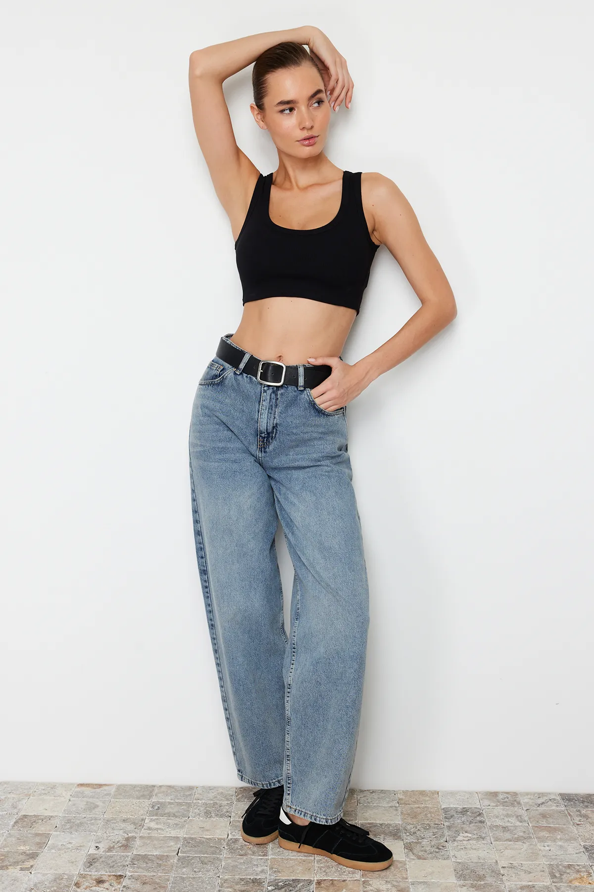 Trendyol Collection  Schwarzes, kurzes, geripptes, flexibles Strick-Tanktop mit Trägern TWOSS24AL00023