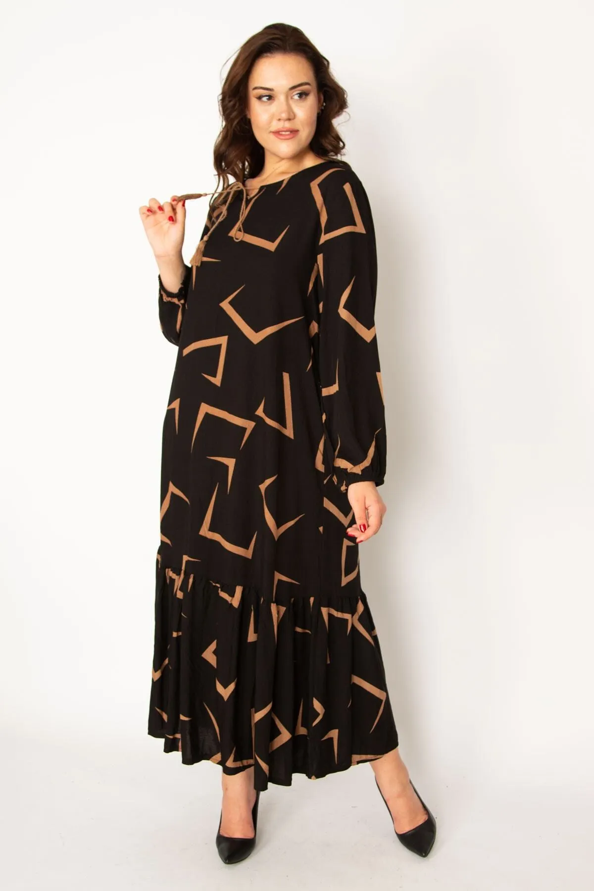 Şans  Damen-Kleid aus gewebtem Viskosestoff in großer Größe in Hellbraun mit abgestuftem Saum und langen Ärmeln 65n33526