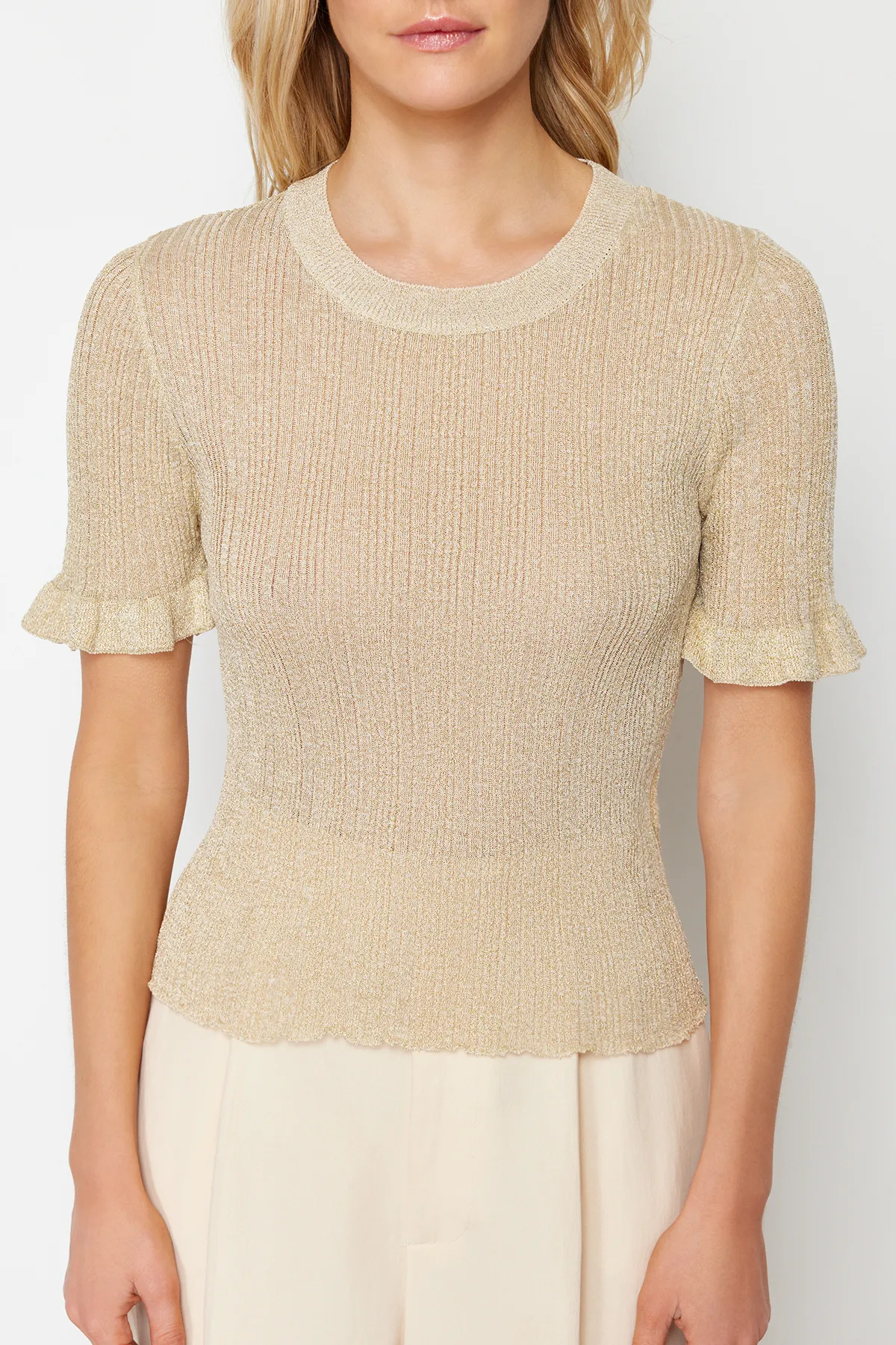 Trendyol Collection  Hellgelber Strickpullover mit silbernen Ärmeln und detailliertem T-Shirt-Look TWOSS24KZ00029