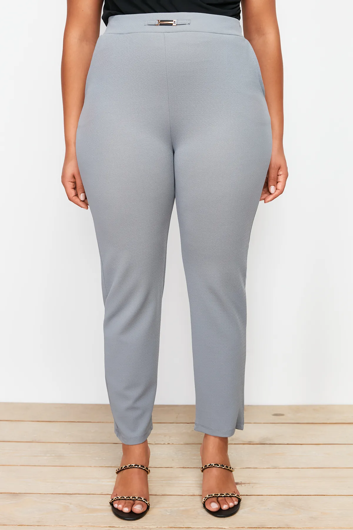 Trendyol Curve  Graue, detaillierte Strickhose mit Zigarettenzubehör TBSSS24AR00023