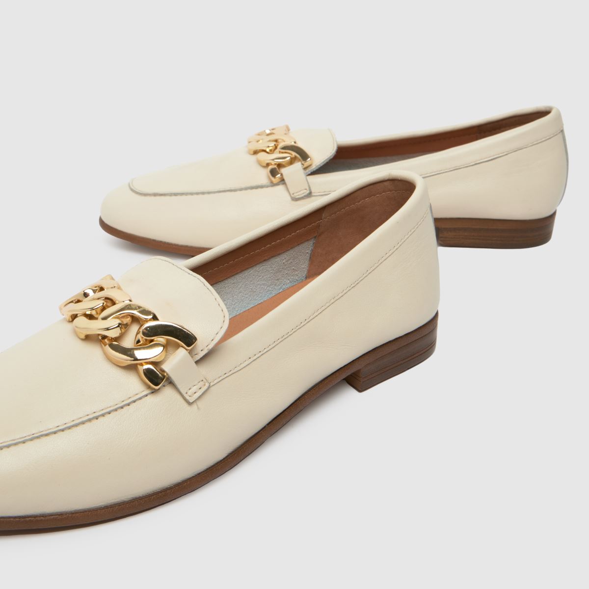 Schuh Lyon – Läderloafers i läder med kedja – Off-white