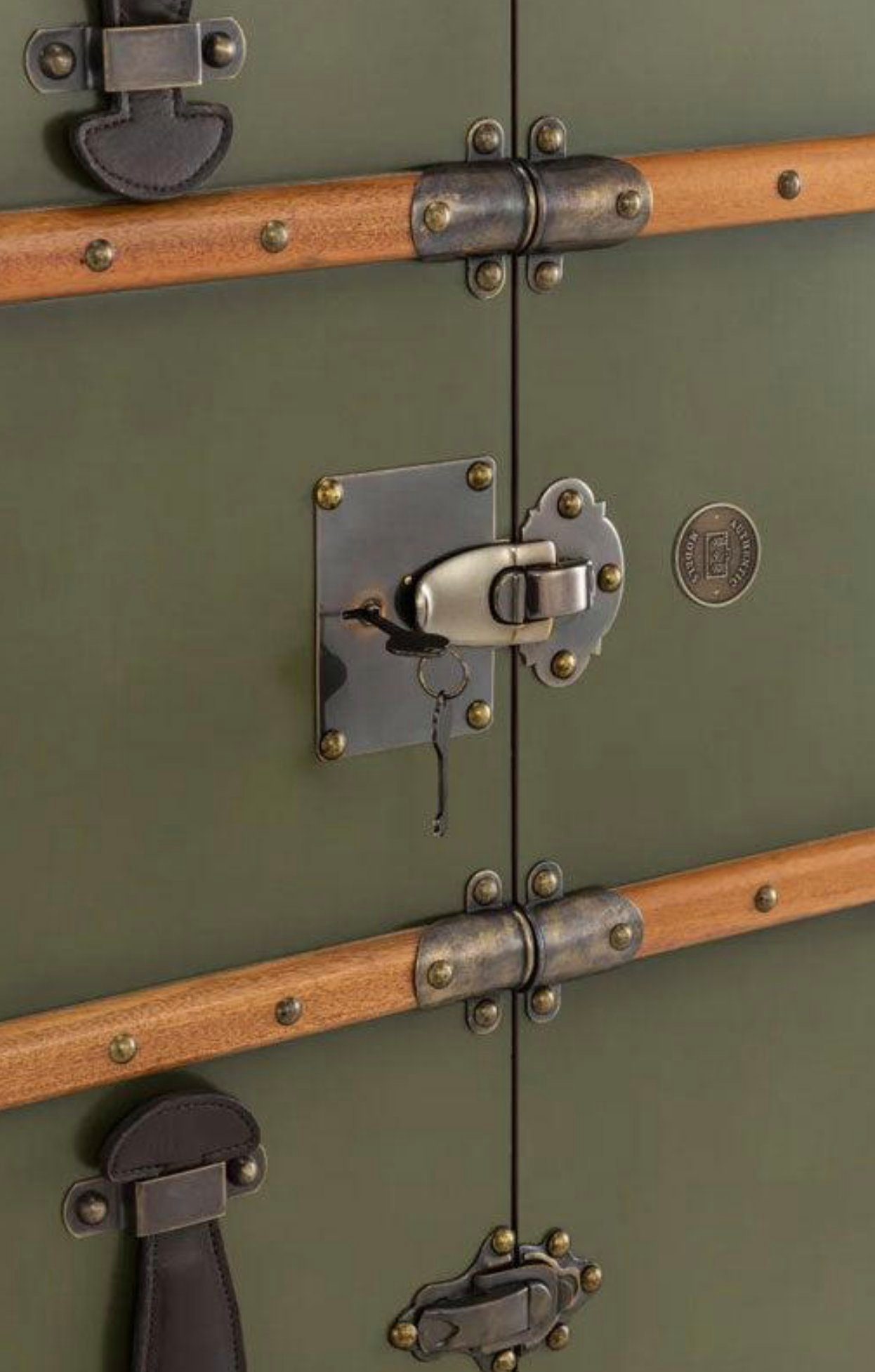AUTHENTIC MODELS Barschrank Koffer Stateroom Field Green