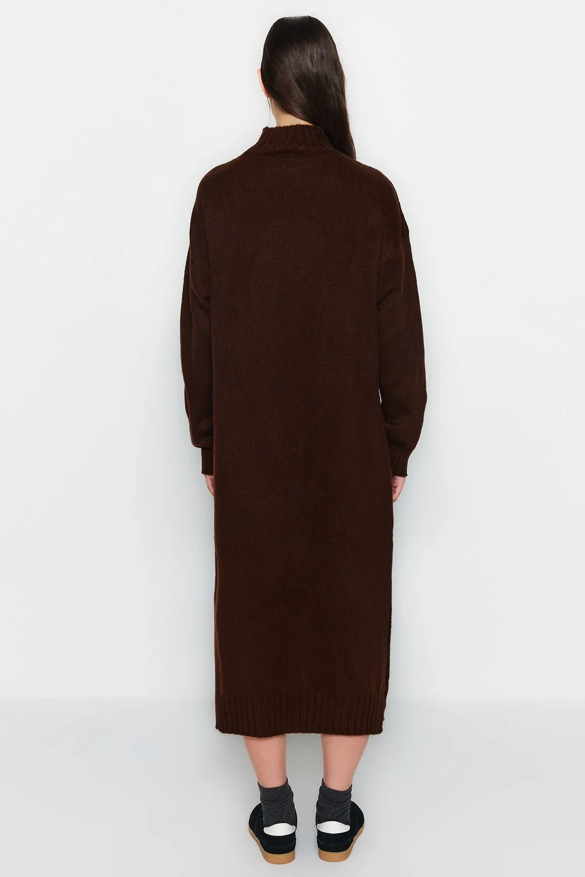 Trendyol Collection  Braunes, weit geschnittenes Midi-Strickkleid mit weicher Struktur und hohem Kragen TWOAW23EL0005