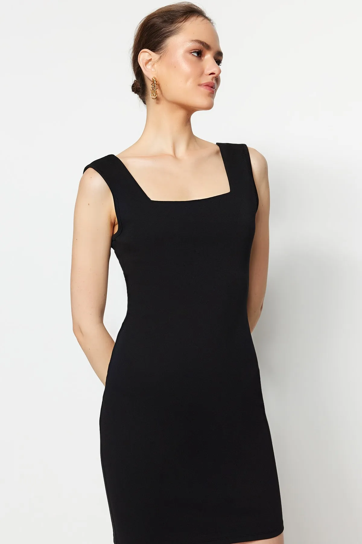 Trendyol Collection  Schwarzes, figurbetontes Mini-Interlock-Strickkleid mit quadratischem Kragen TWOSS23EL00798