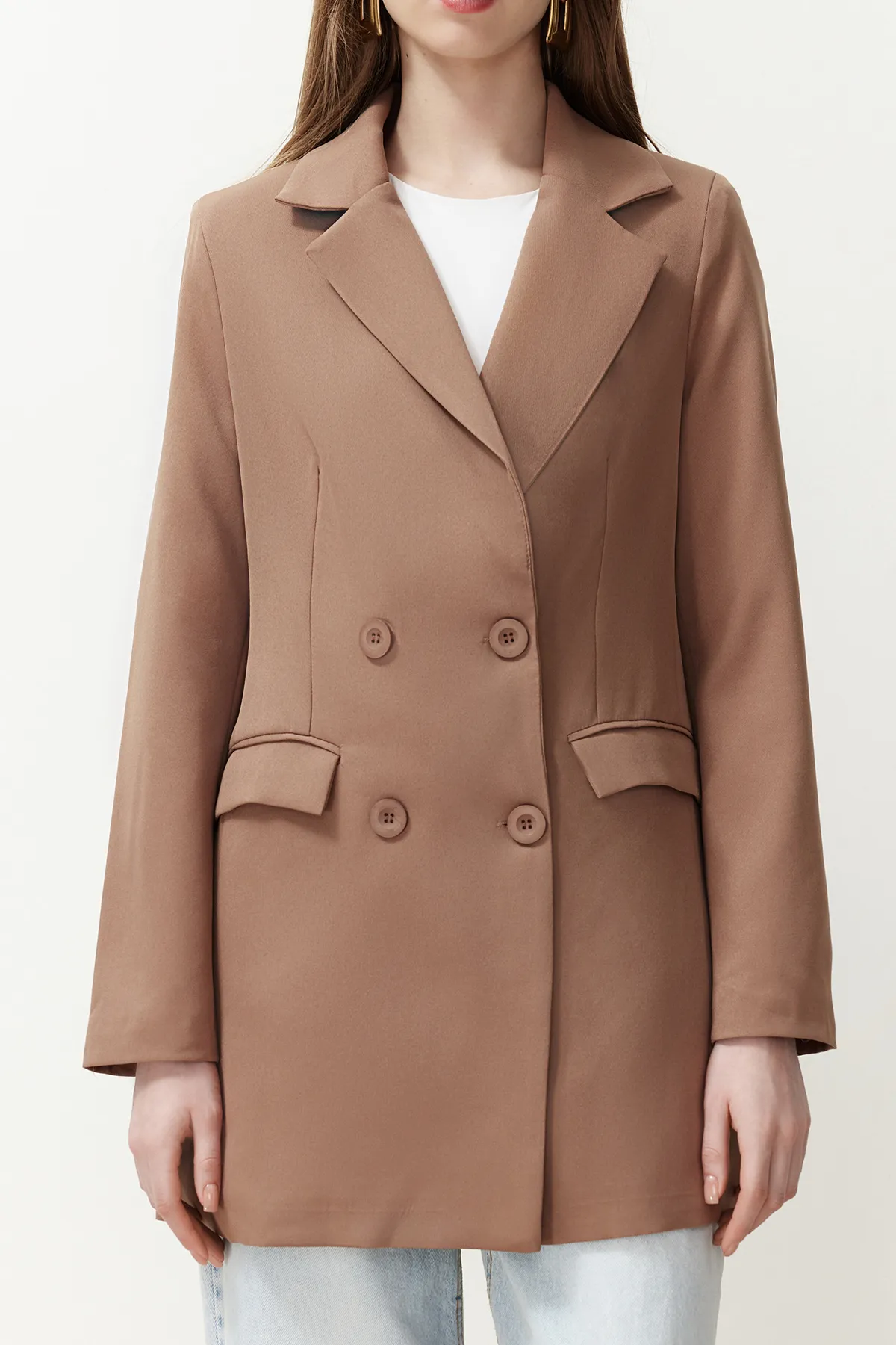 Trendyol Modest  Hellbraune, gewebte Blazerjacke mit Doppelknopfdetail, gefütterten Taschen TCTSS22CE0250