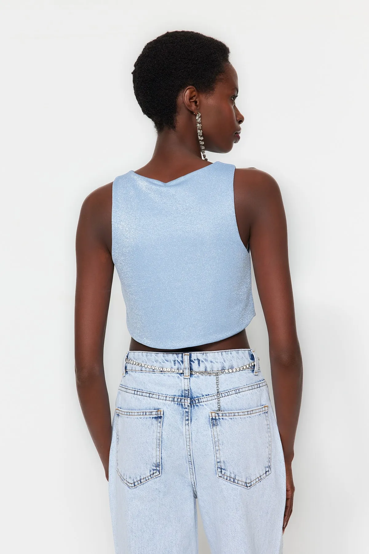 Trendyol Collection  Blaues Crop-Strick-Bustier mit Fenster/Ausschnitt und detailliertem Accessoire TPRSS23BS00044