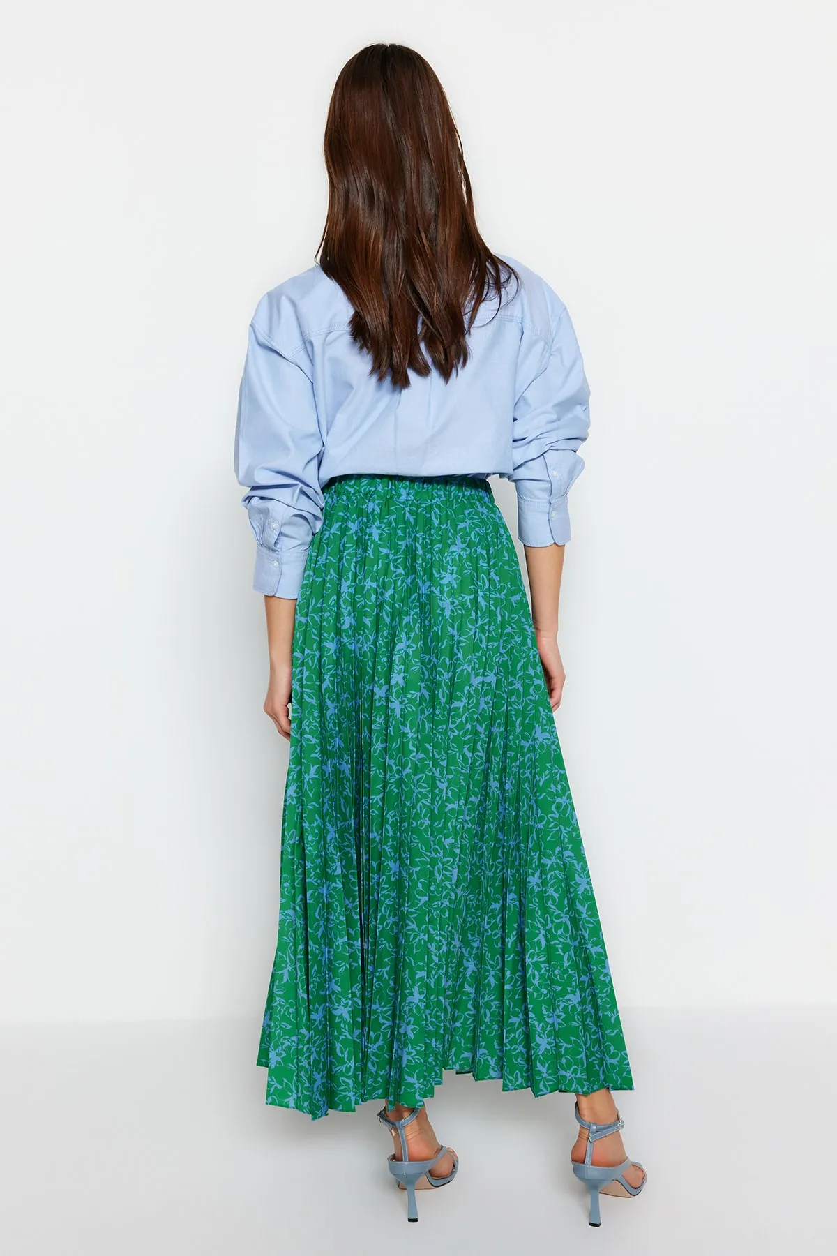 Trendyol Modest  Grüner, plissierter, gewebter Rock mit elastischem Bund und Blumenmuster TCTSS23EE00018