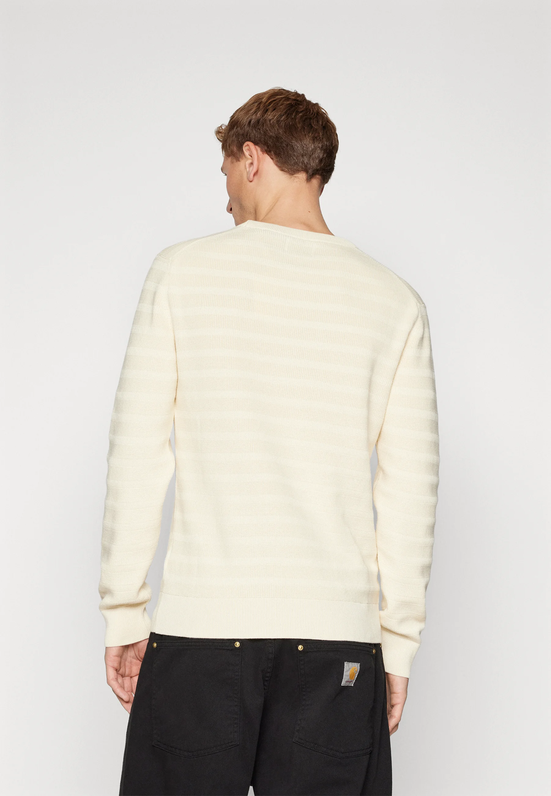 Suéter GANT con cuello en C y textura de rayas