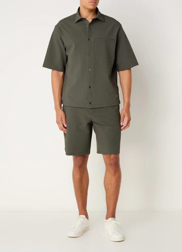 Camicia Emporio Armani dal taglio classico e dalla texture particolare, con taschino sul petto.
