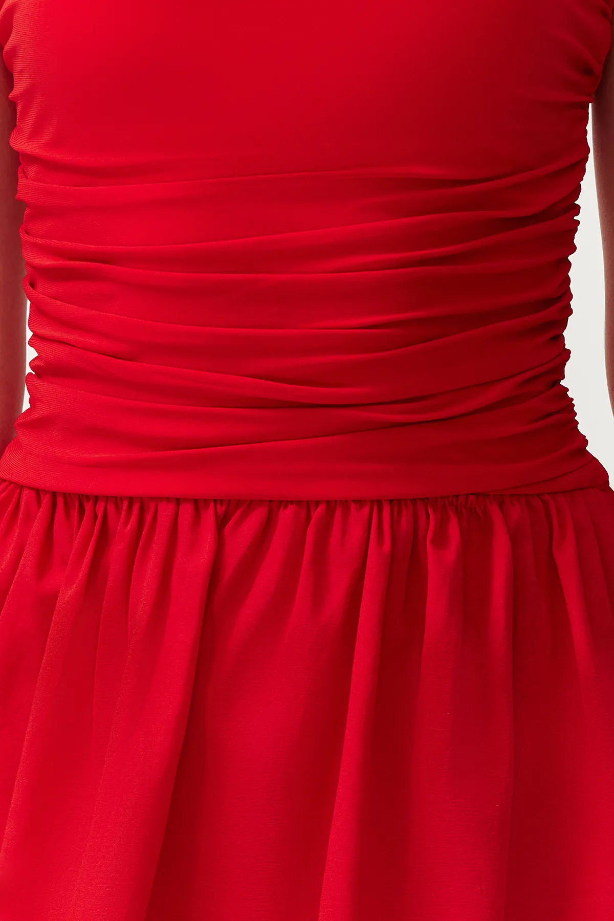 Trendyol Collection  Rotes, elegantes Abendkleid mit Taillenöffnung/Skater-Muster TPRSS24EL00074