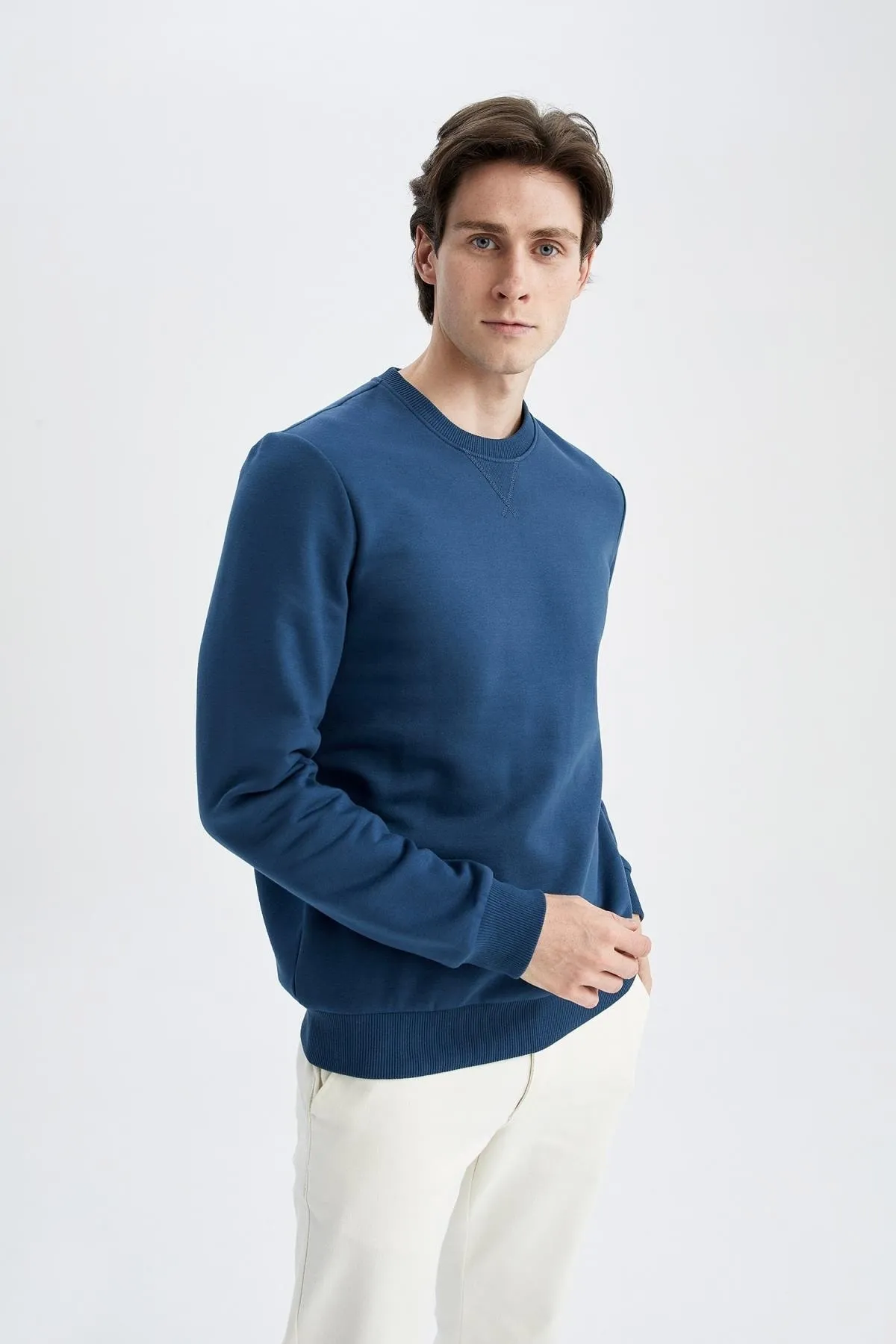 DeFacto  Basic-Sweatshirt aus Baumwolle mit normaler Passform und Rundhalsausschnitt