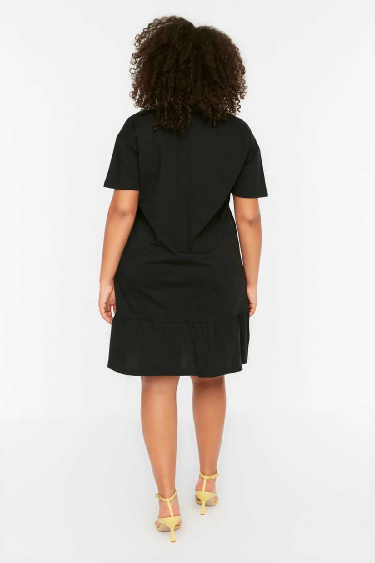 Trendyol Curve  Schwarzes gestricktes T-Shirt-Kleid mit Volants TBSSS22EL2621