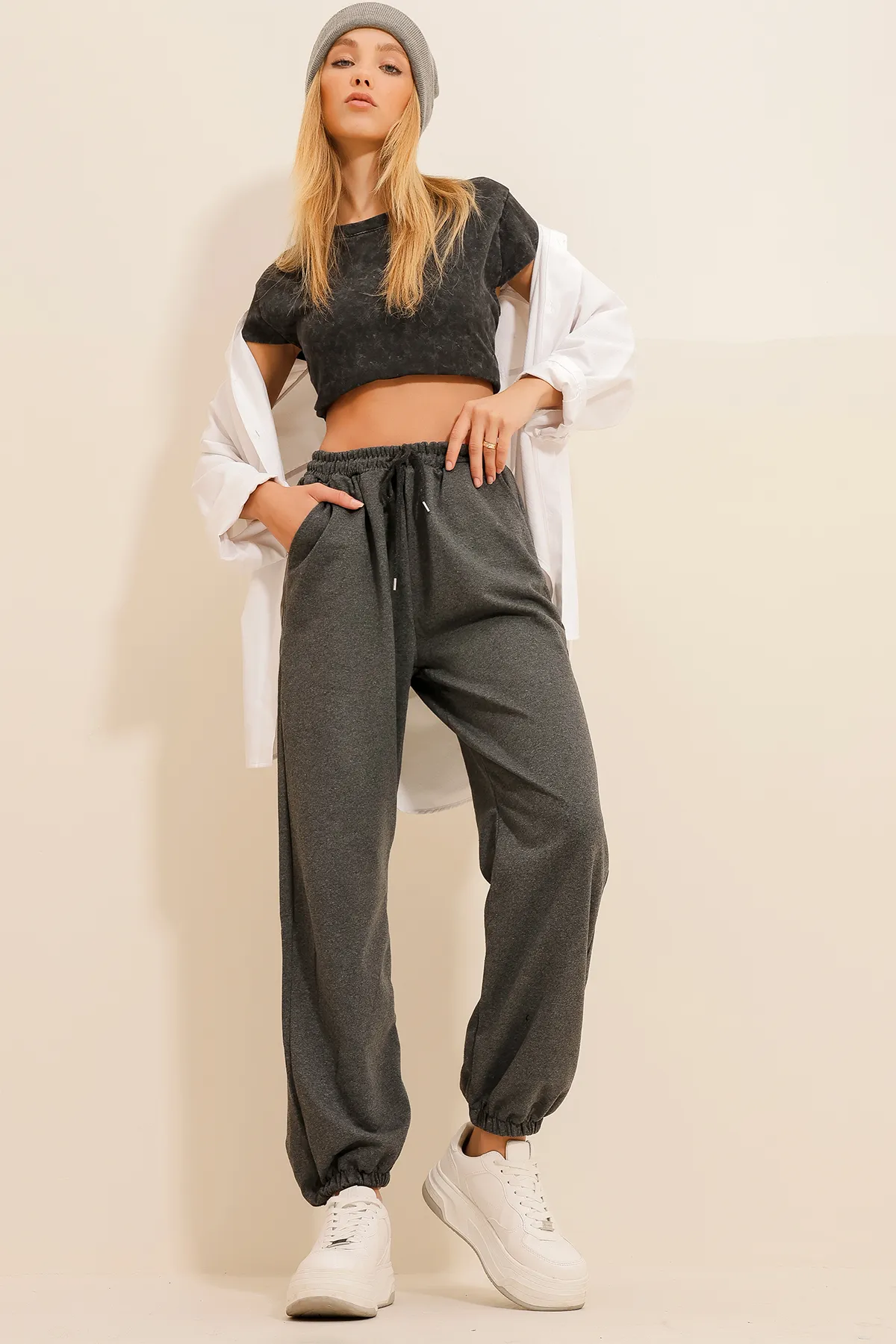 Trend Alaçatı Stili  Anthrazitfarbene Jogginghose mit elastischem Bein und zwei Fäden für Damen ALC-Y2933