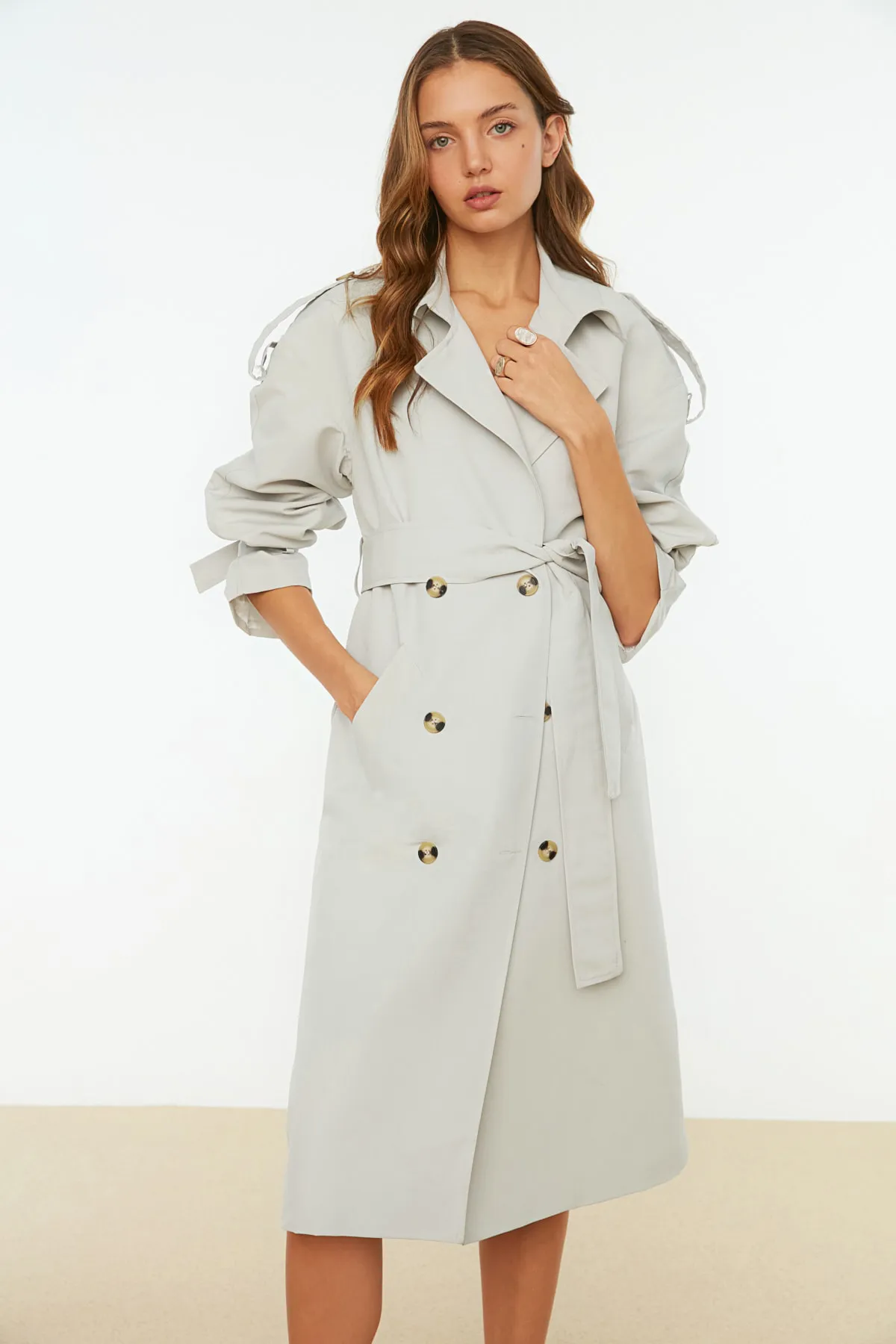Trendyol Collection  Beiger, weit geschnittener, langer, wasserabweisender Trenchcoat mit Gürtel TWOSS21TR0005