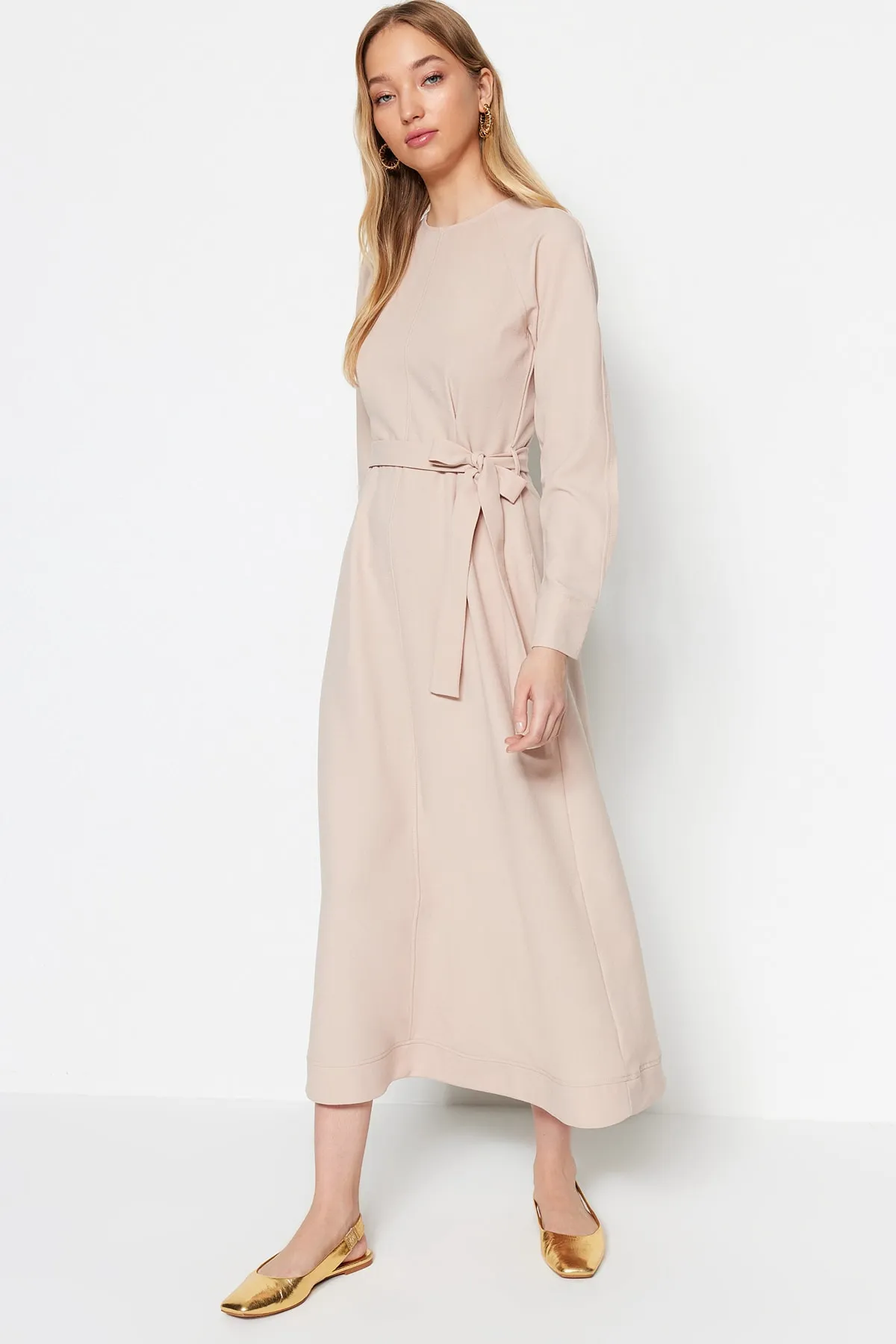 Trendyol Modest  Hellbeige gewebtes Kleid mit Gürtel und Ziernähten TCTSS23EB00144