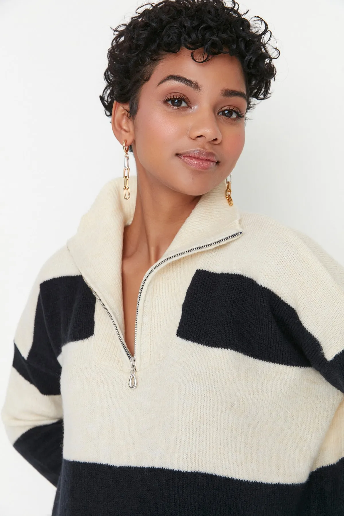 Trendyol Collection  Steinfarbener, weich strukturierter Strickpullover mit Stehkragen und Reißverschluss TWOAW22KZ0424
